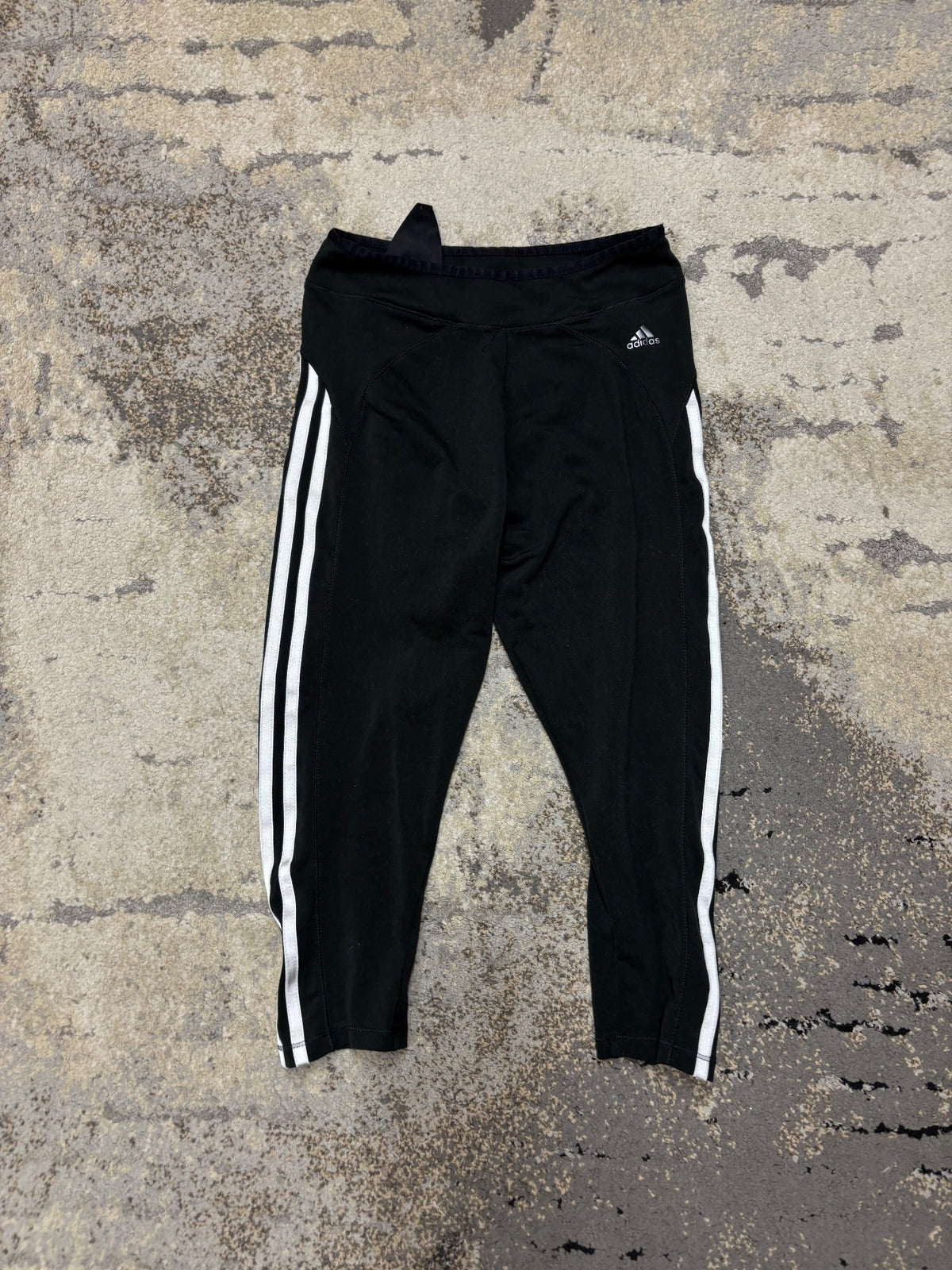 Legginsy adidas 3/4, damskie w bardzo dobrym stanie rozmiar XS, widok z przodu
