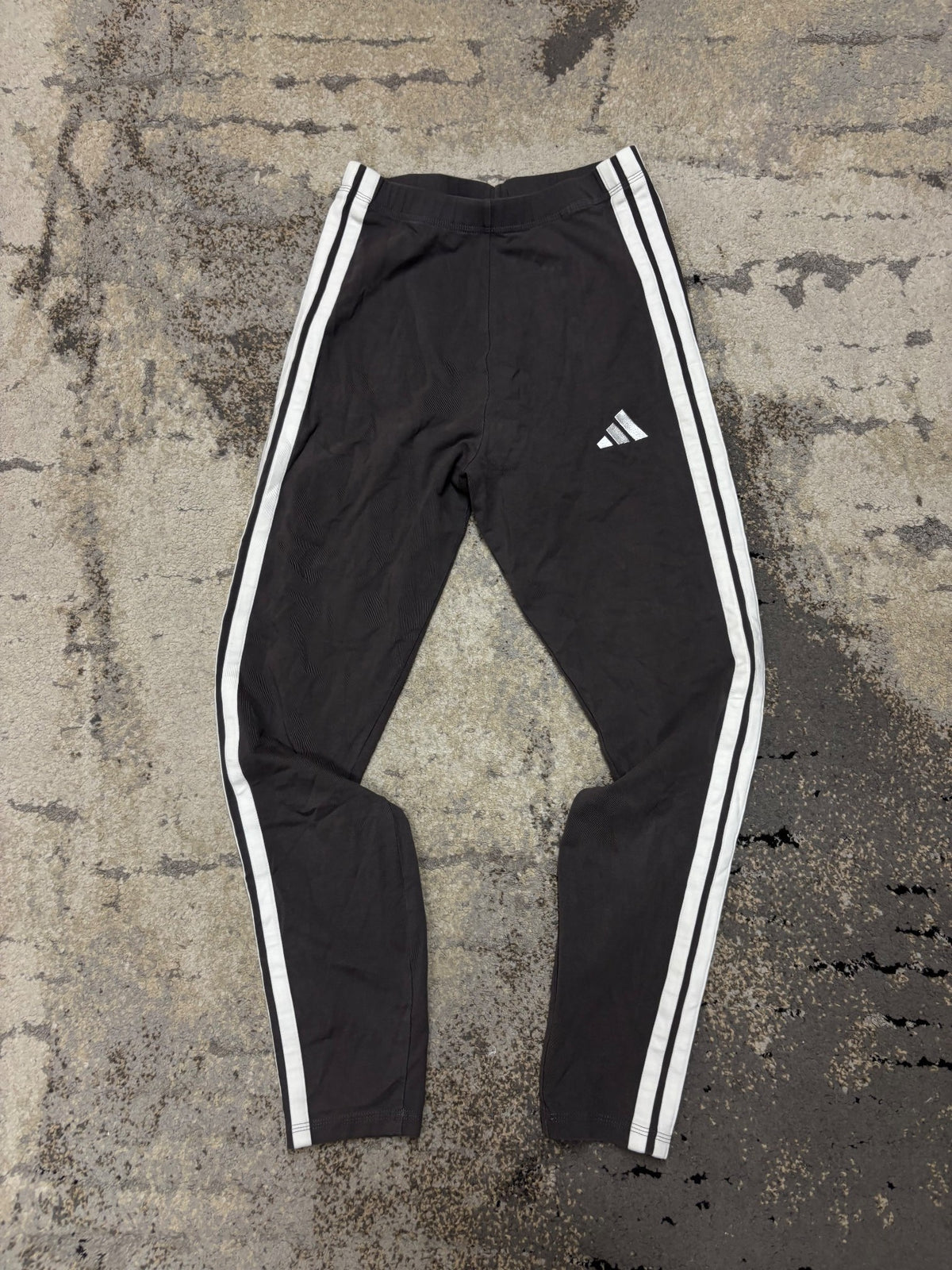 Legginsy adidas, damskie w bardzo dobrym stanie rozmiar M, detal