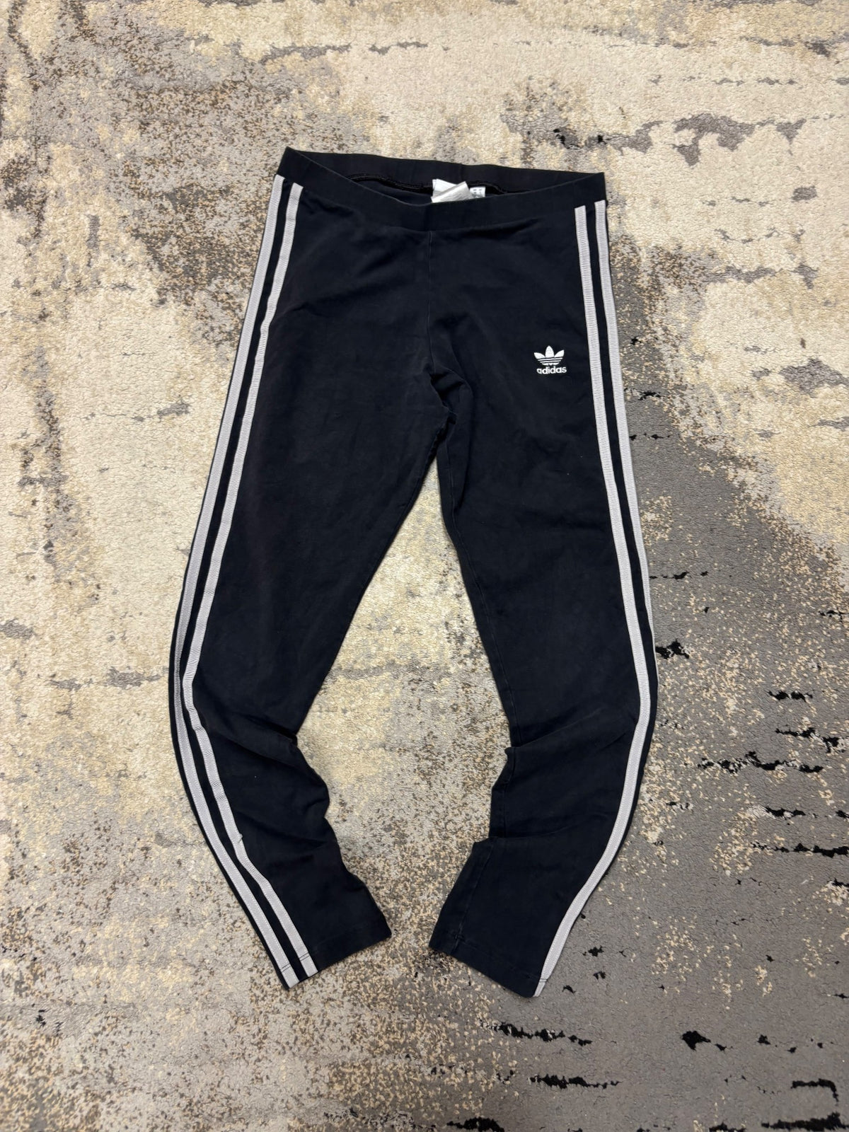 Legginsy adidas, damskie w bardzo dobrym stanie rozmiar S, detal