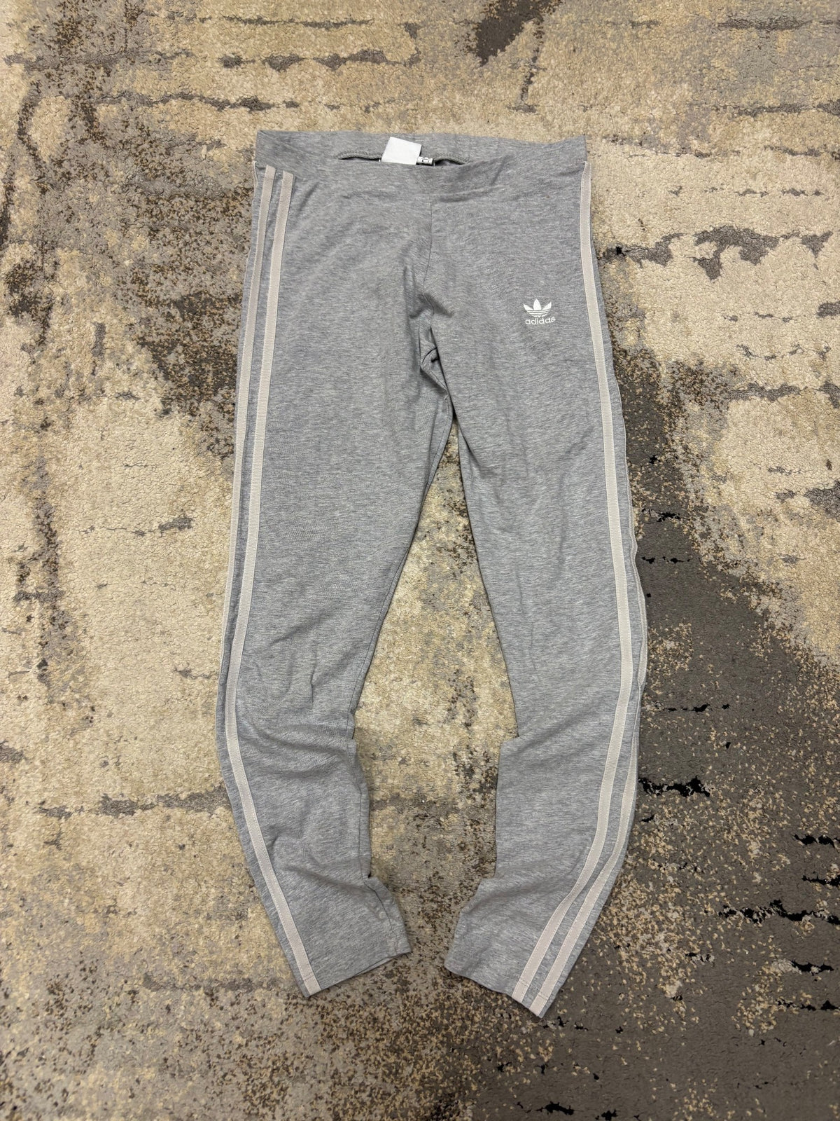 Legginsy adidas, damskie w bardzo dobrym stanie rozmiar S, widok z przodu