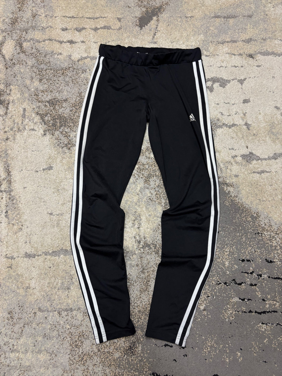 Legginsy adidas, dziecięce w bardzo dobrym stanie rozmiar 170 cm / 15 lat, widok z przodu