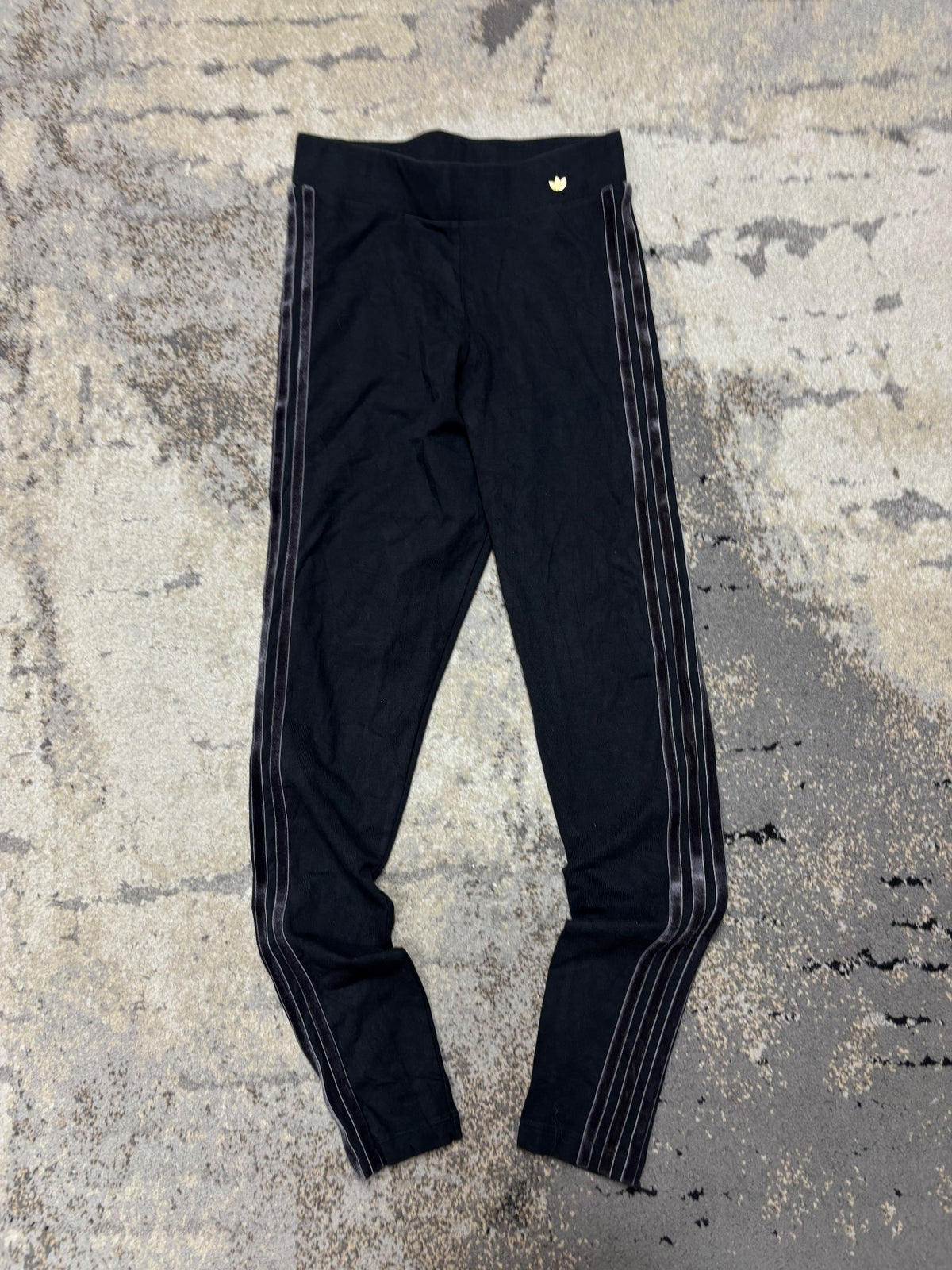 Legginsy adidas, damskie w bardzo dobrym stanie rozmiar S, detal