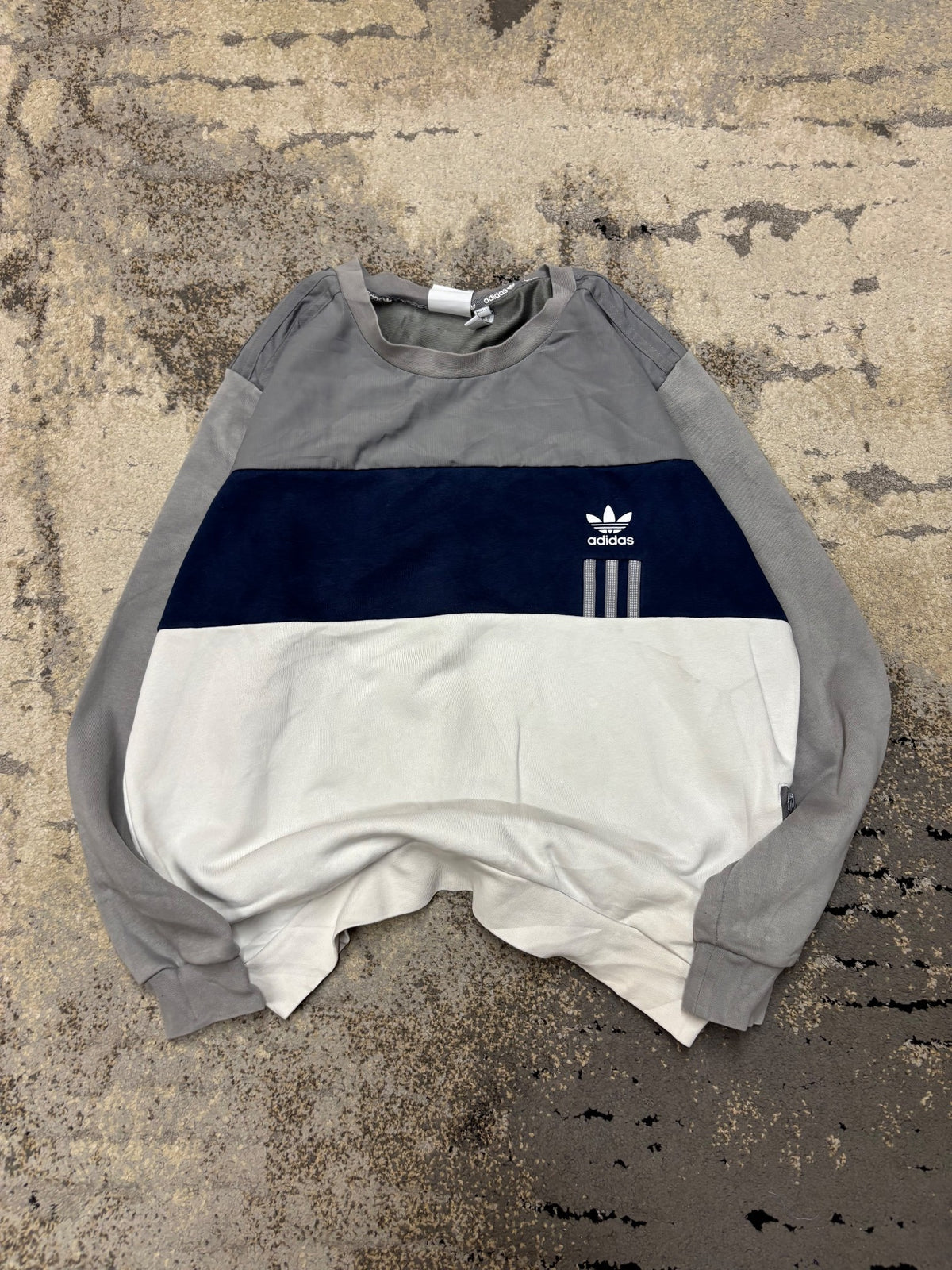 Bluza Adidas crewneck, męskie w bardzo dobrym stanie rozmiar L, widok z przodu