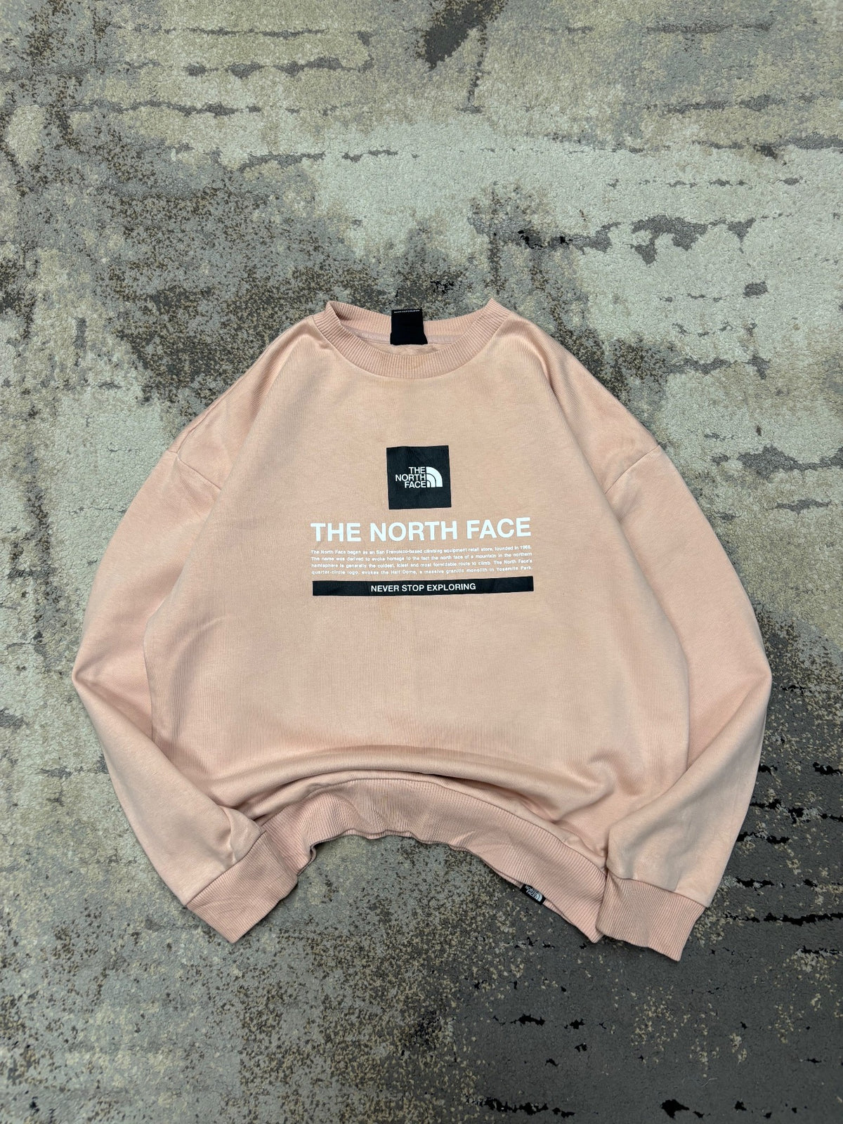 Bluza The North Face crewneck, damskie w bardzo dobrym stanie rozmiar M, detal