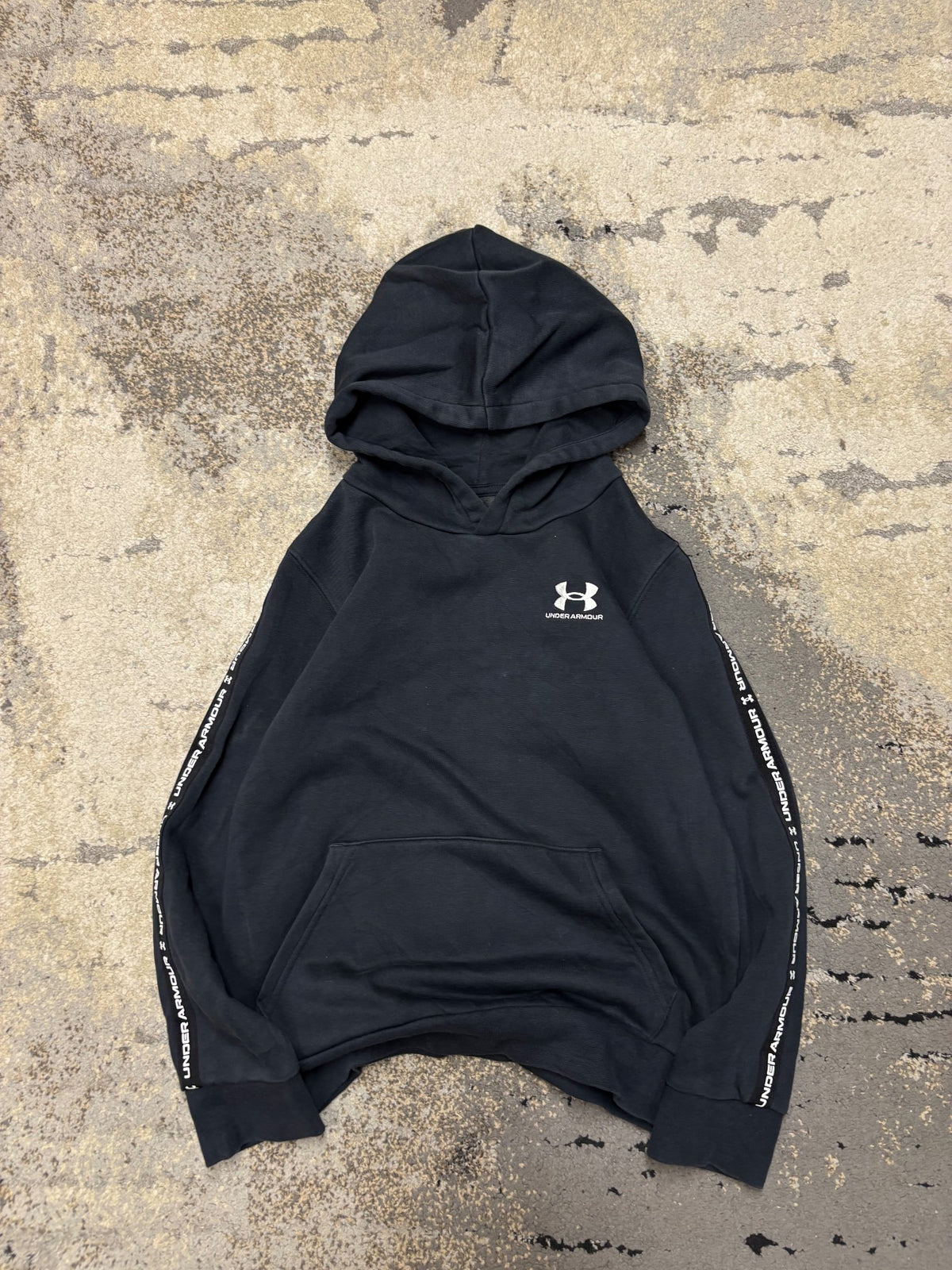 Bluza Under Armour hoodie, dziecięce w bardzo dobrym stanie rozmiar M, widok z przodu