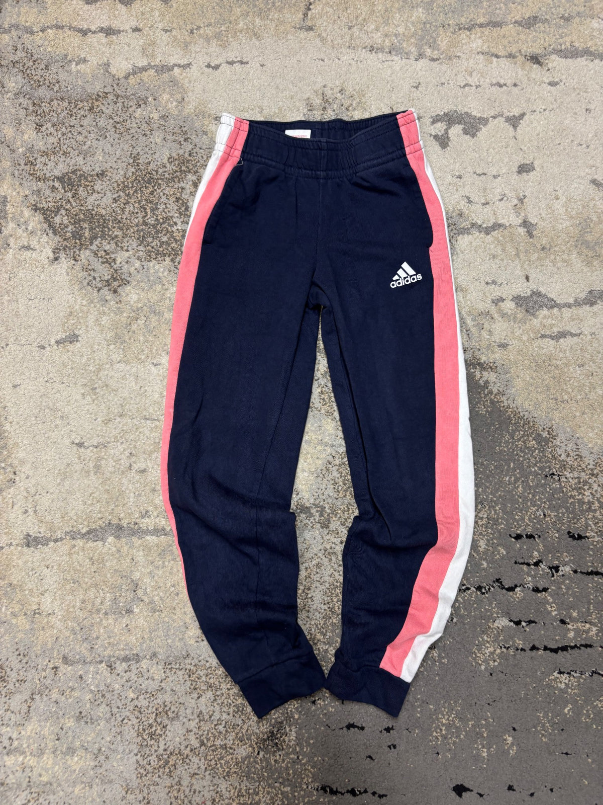 Dresy Adidas, dziecięce w bardzo dobrym stanie rozmiar 140 cm / 10 lat, detal