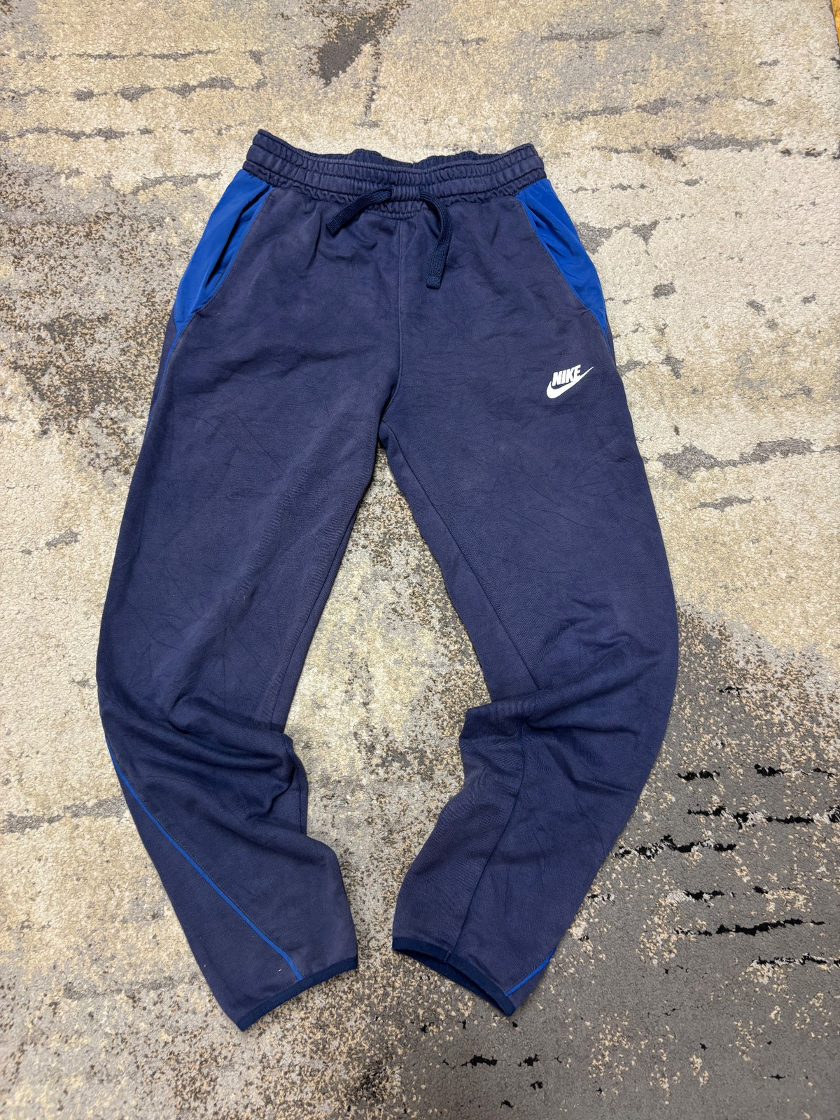 Dresy Nike, dziecięce w bardzo dobrym stanie rozmiar 146 cm / 11 lat, detal