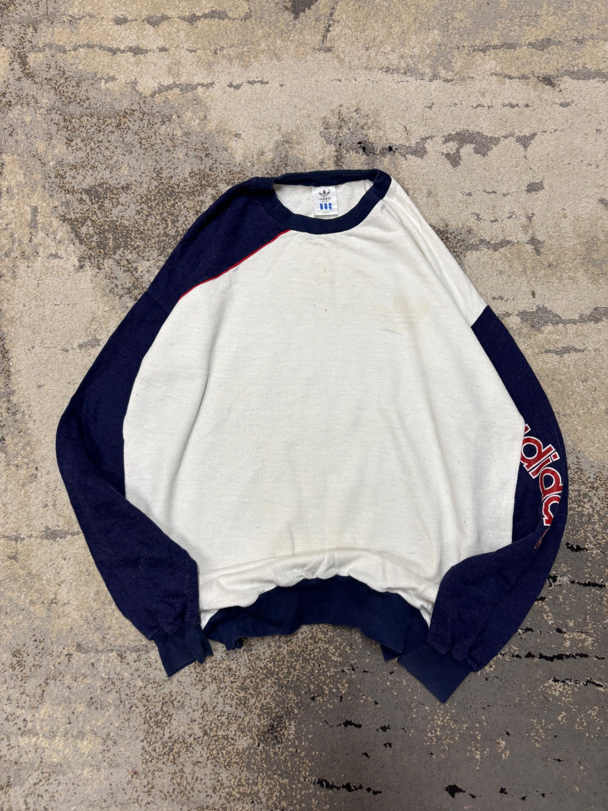 Bluza Adidas crewneck vintage retro y2k, męskie w dobrym stanie rozmiar M, widok z góry