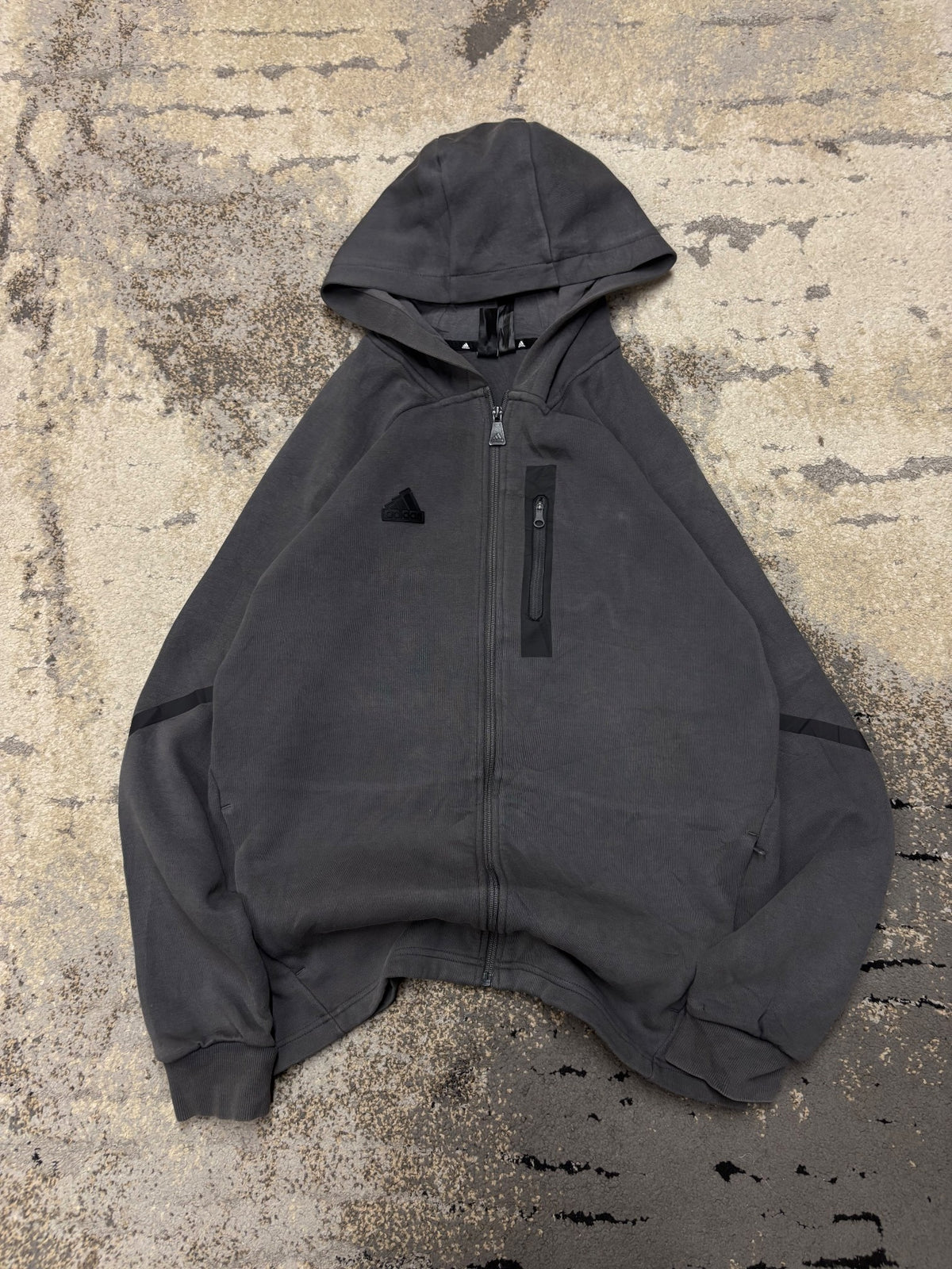 Bluza Adidas zipp, męskie w bardzo dobrym stanie rozmiar L, widok z przodu