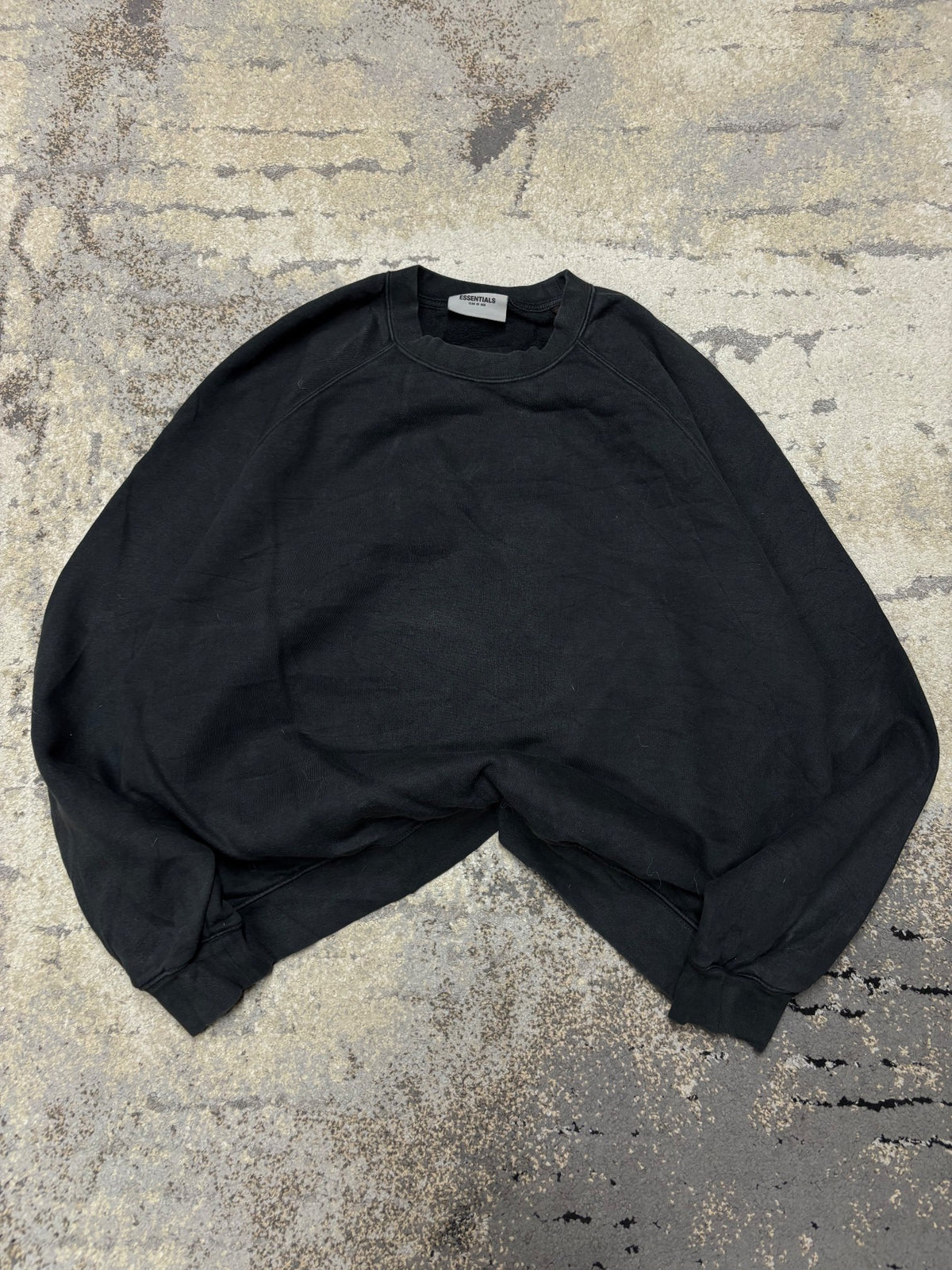 Bluza Essentials crewneck, męskie w bardzo dobrym stanie rozmiar L, detal