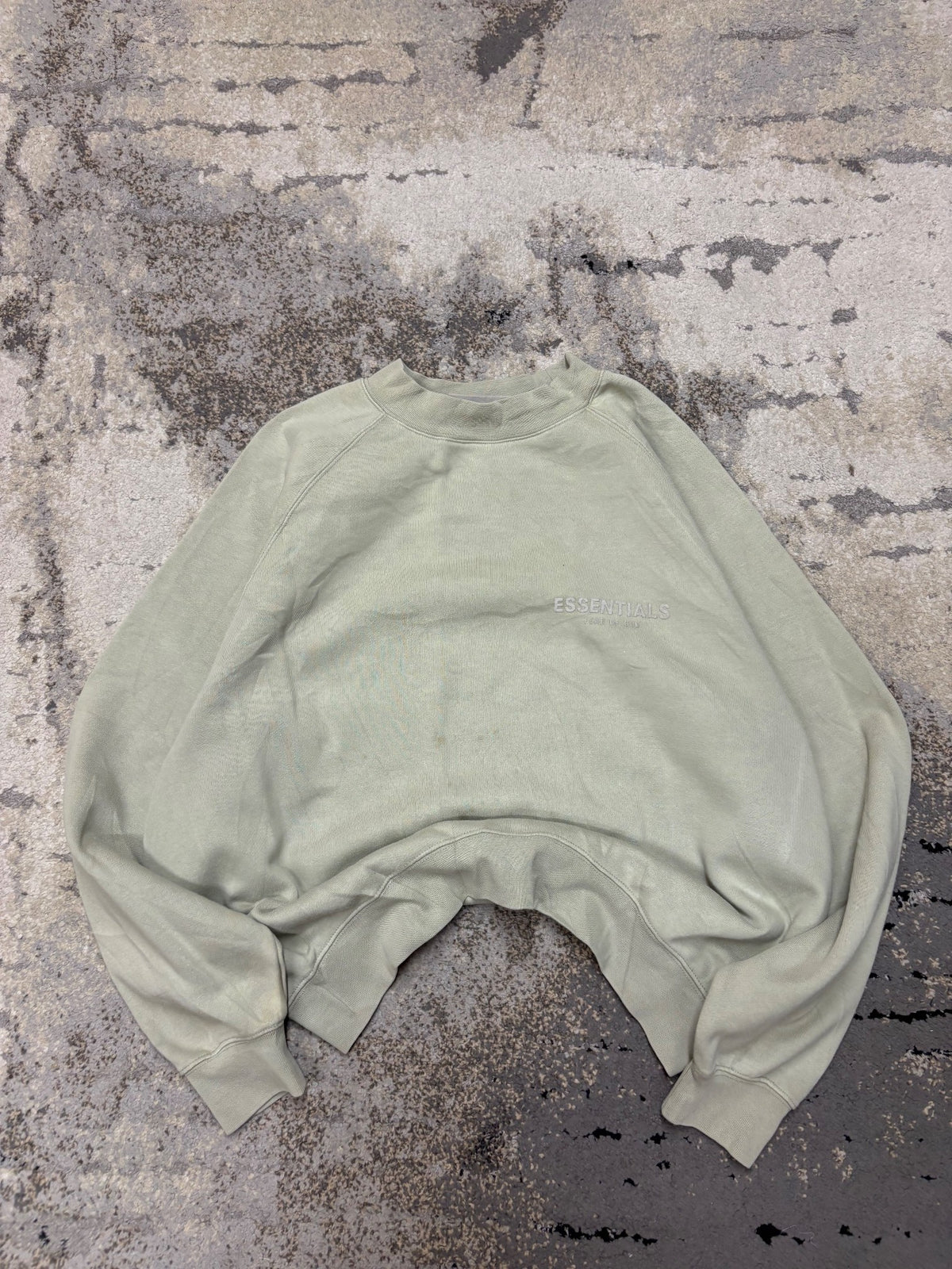 Bluza Essentials crewneck, męskie w bardzo dobrym stanie rozmiar S, widok z przodu