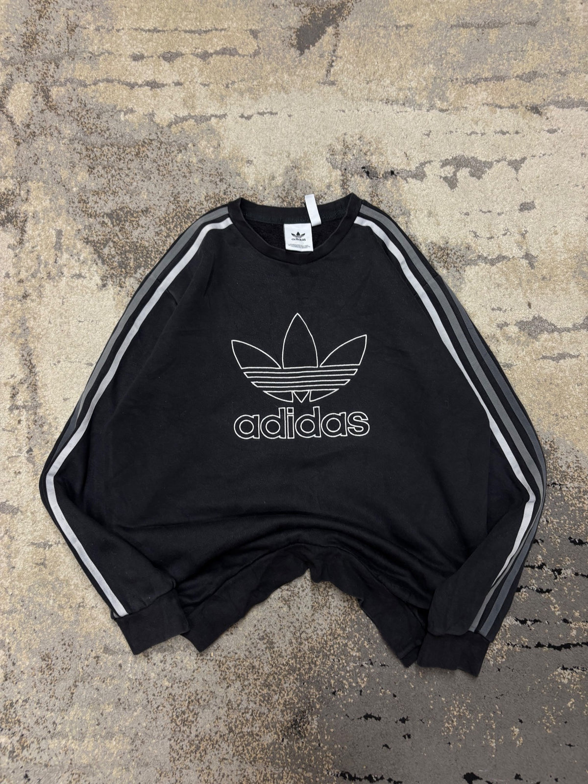 Bluza Adidas crewneck, damskie w bardzo dobrym stanie rozmiar M, widok z przodu