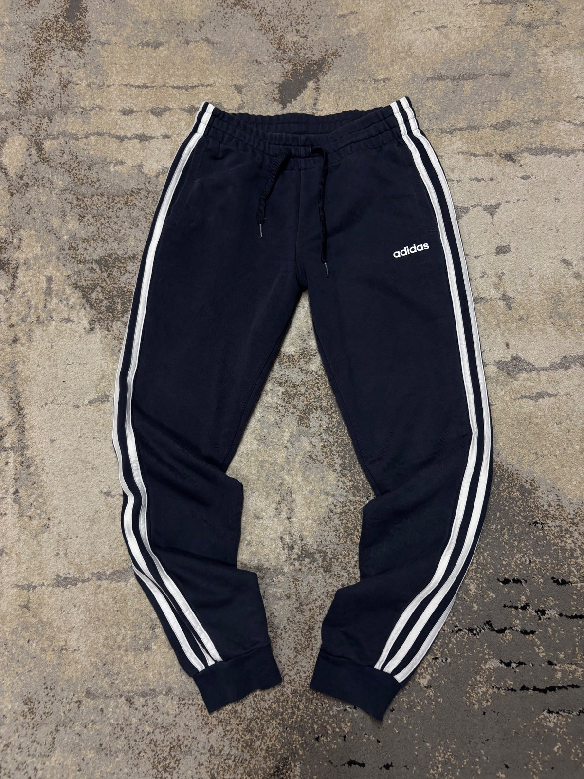 Dresy Adidas, damskie w bardzo dobrym stanie rozmiar S, widok z przodu