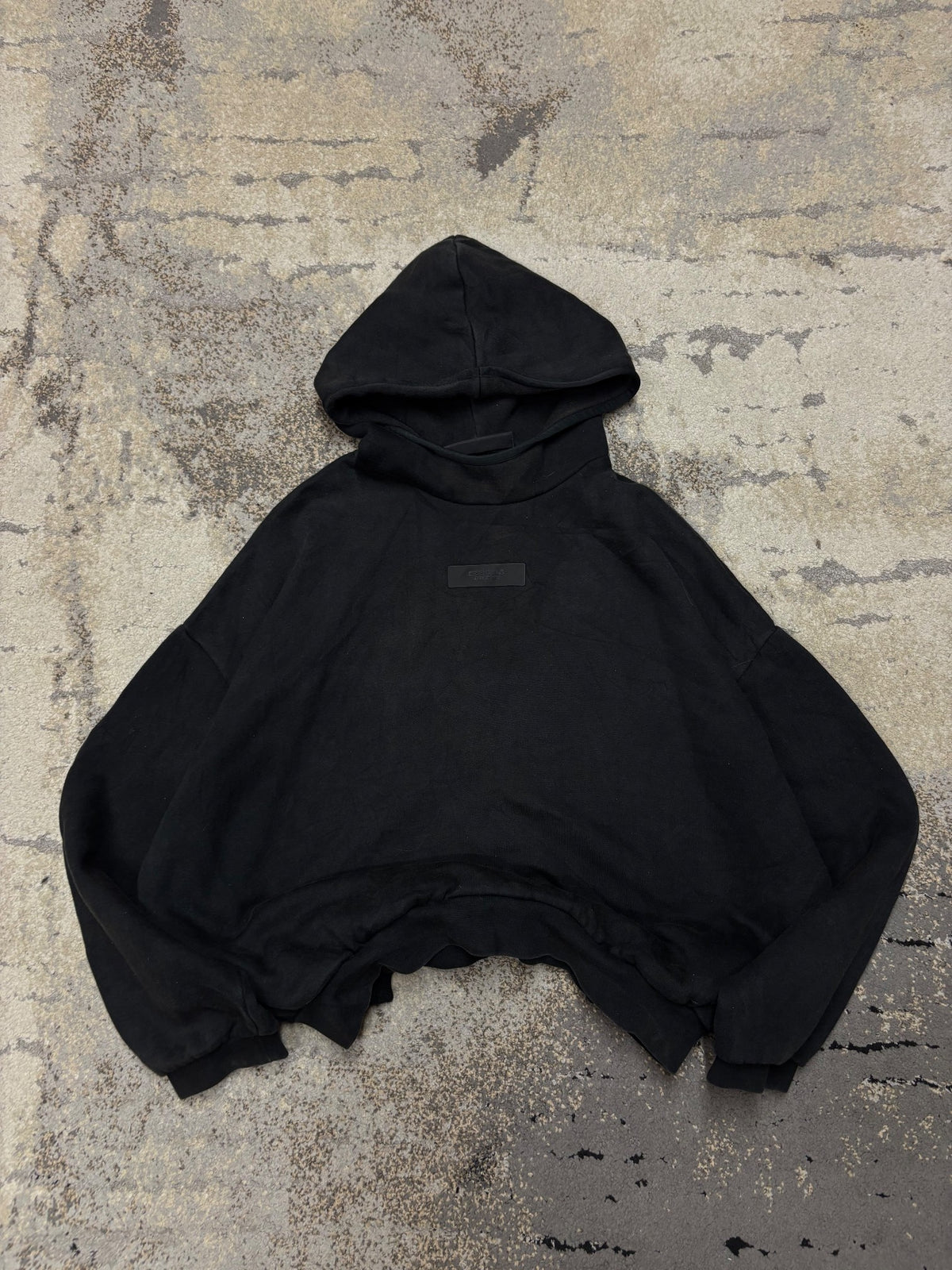 Bluza Essentials hoodie, damskie w bardzo dobrym stanie rozmiar M, widok z przodu