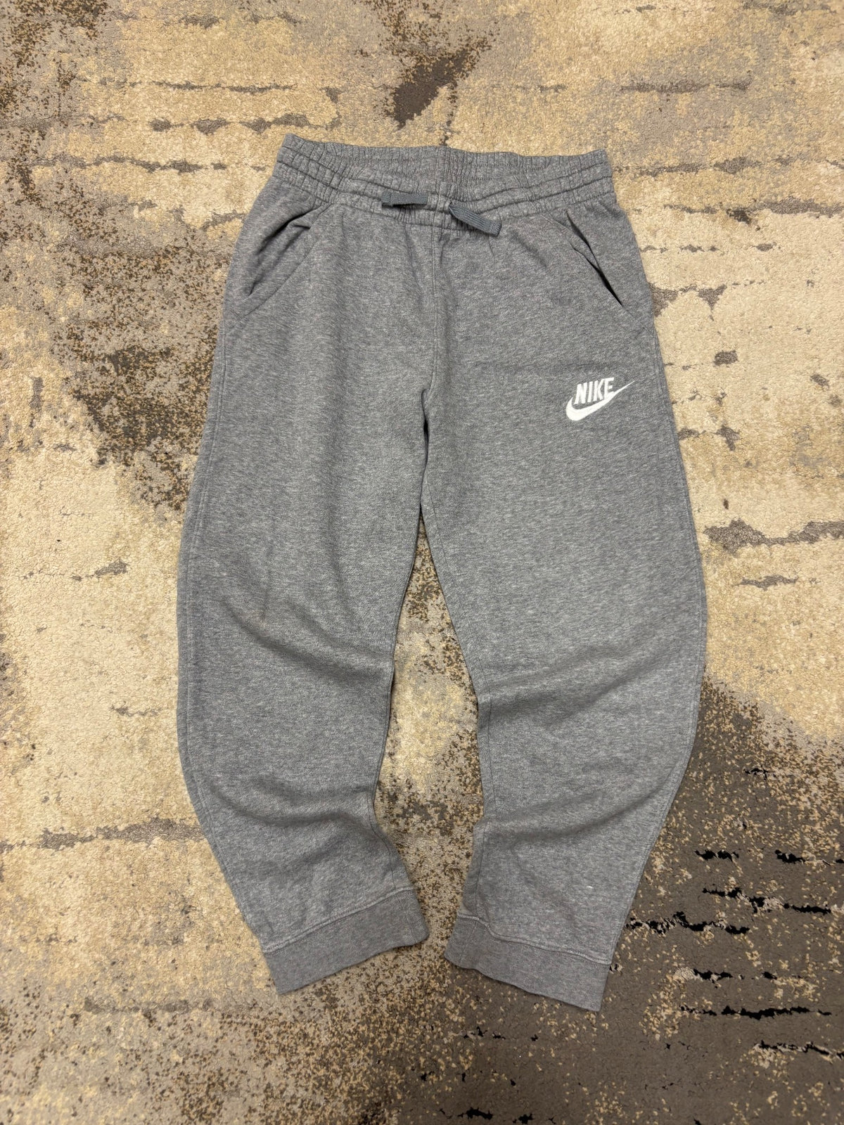 Dresy Nike, dziecięce w bardzo dobrym stanie rozmiar L, widok z przodu