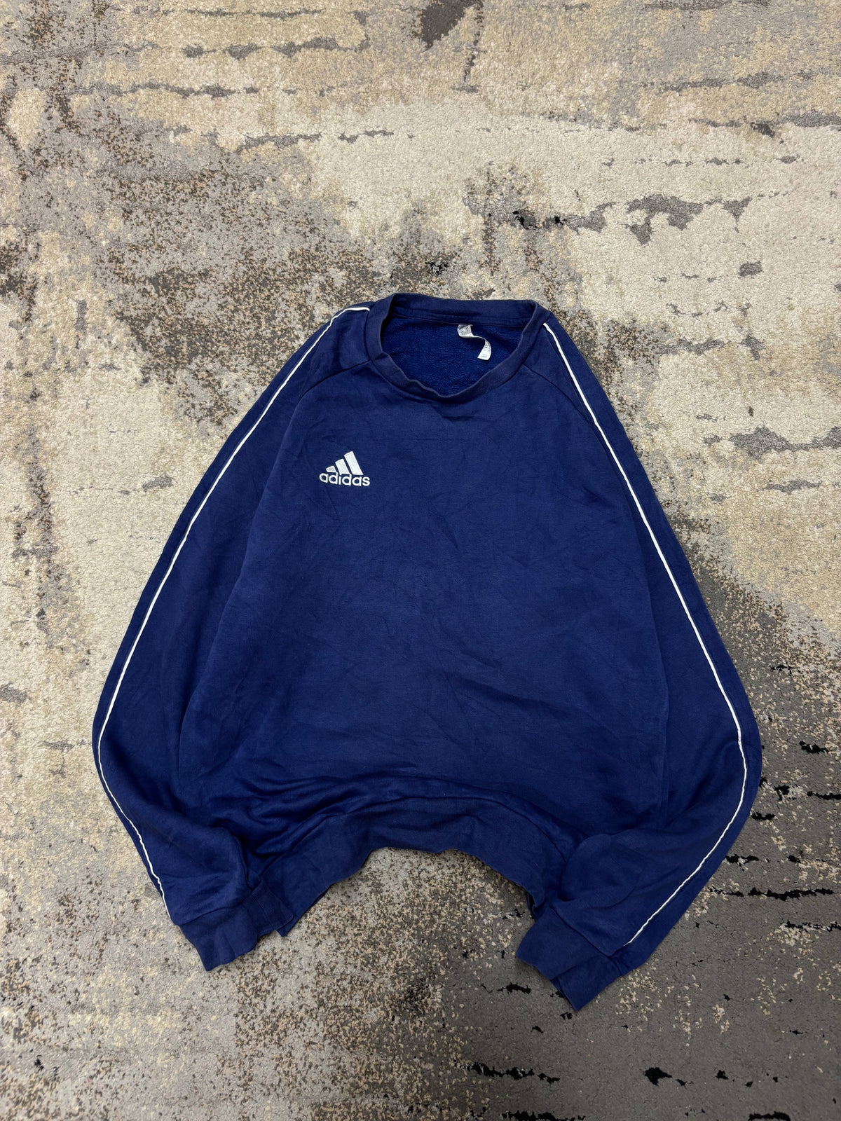 Bluza Adidas crewneck, damskie w bardzo dobrym stanie rozmiar S, detal