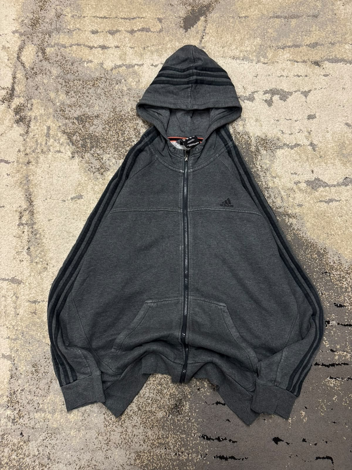 Bluza Adidas hoodie vintage, męskie w bardzo dobrym stanie rozmiar L, widok z przodu