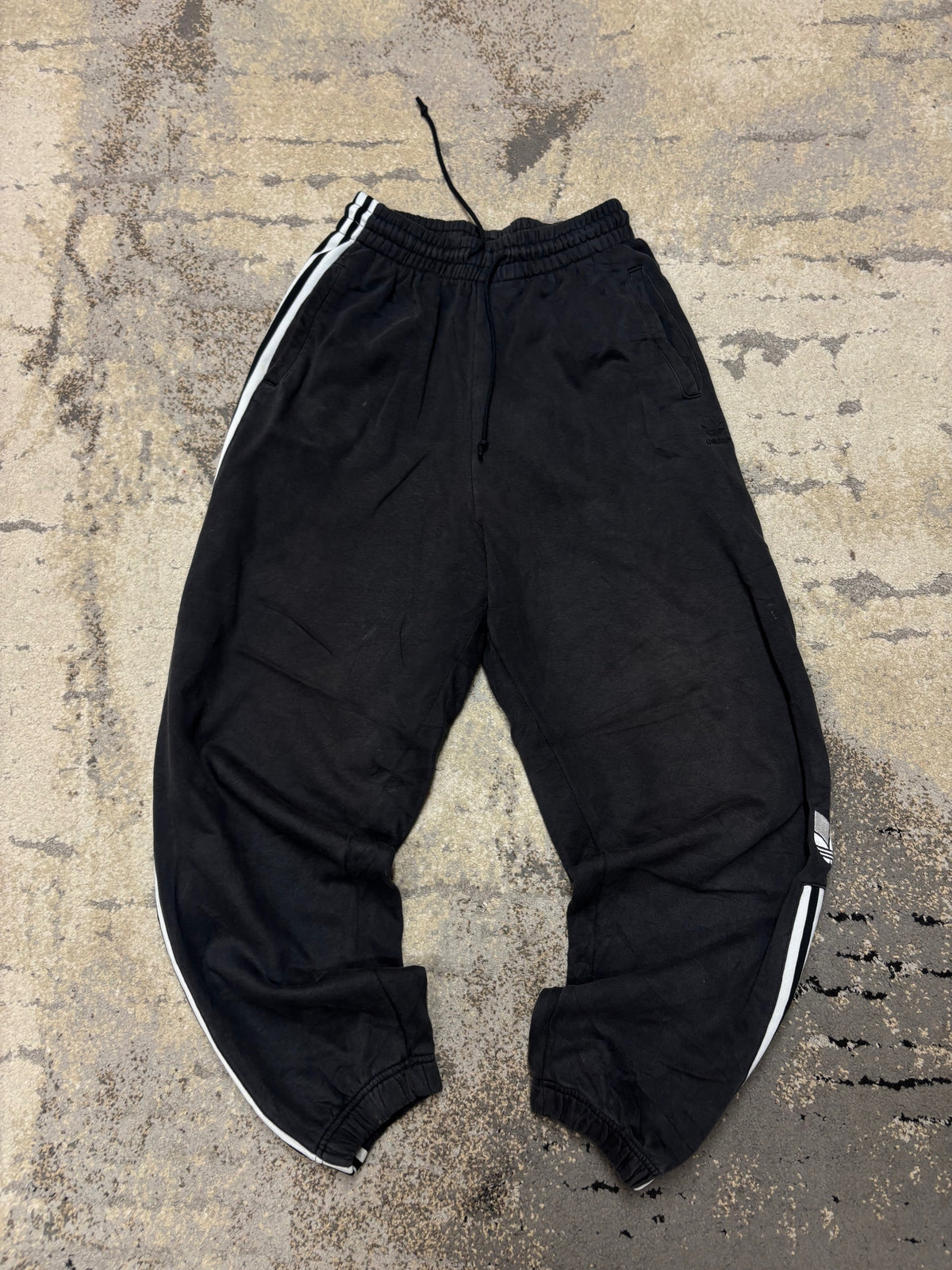 Dresy Adidas, damskie w bardzo dobrym stanie rozmiar S, detal