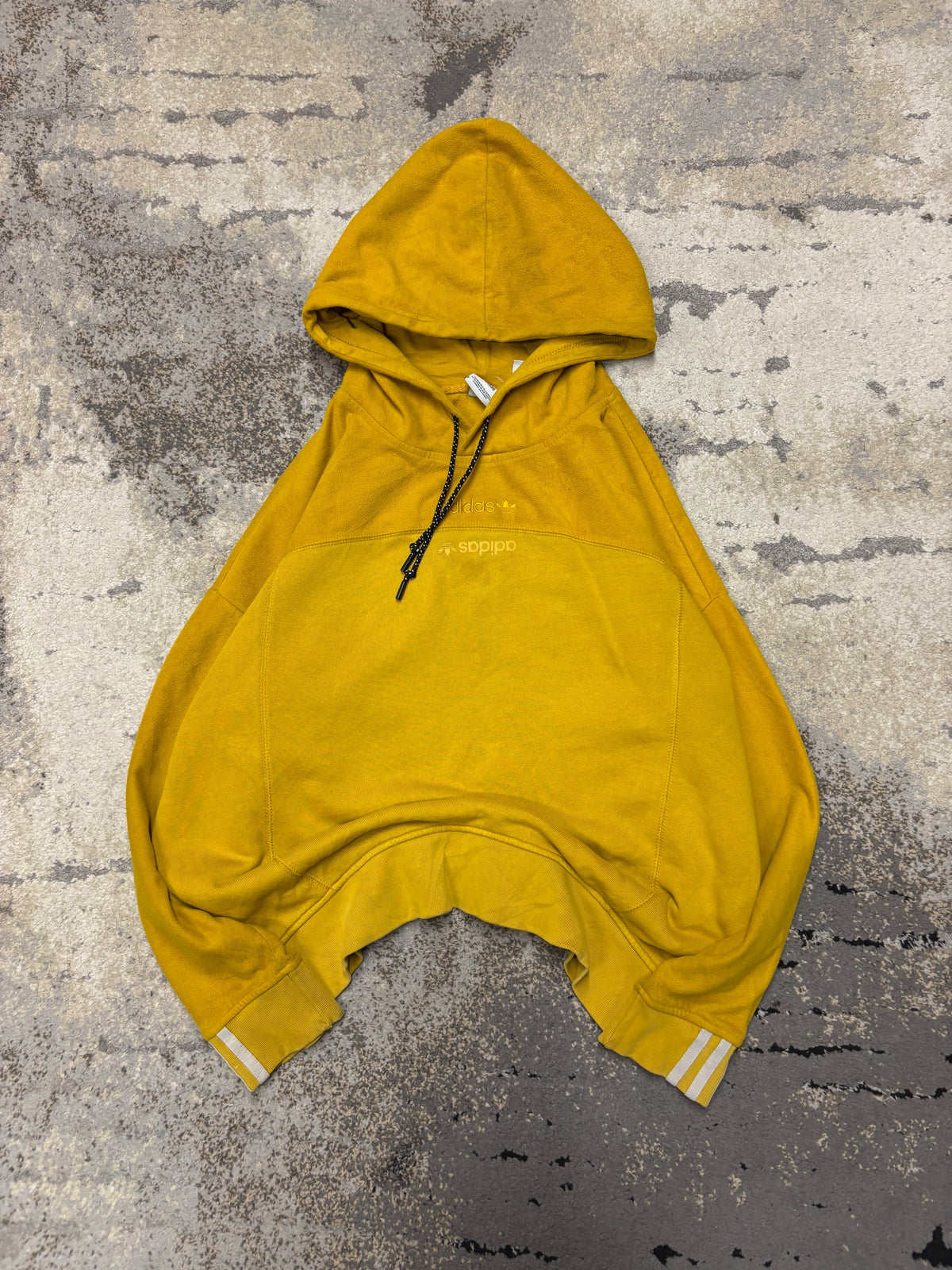 Bluza Adidas hoodie, damskie w bardzo dobrym stanie rozmiar M, widok z przodu
