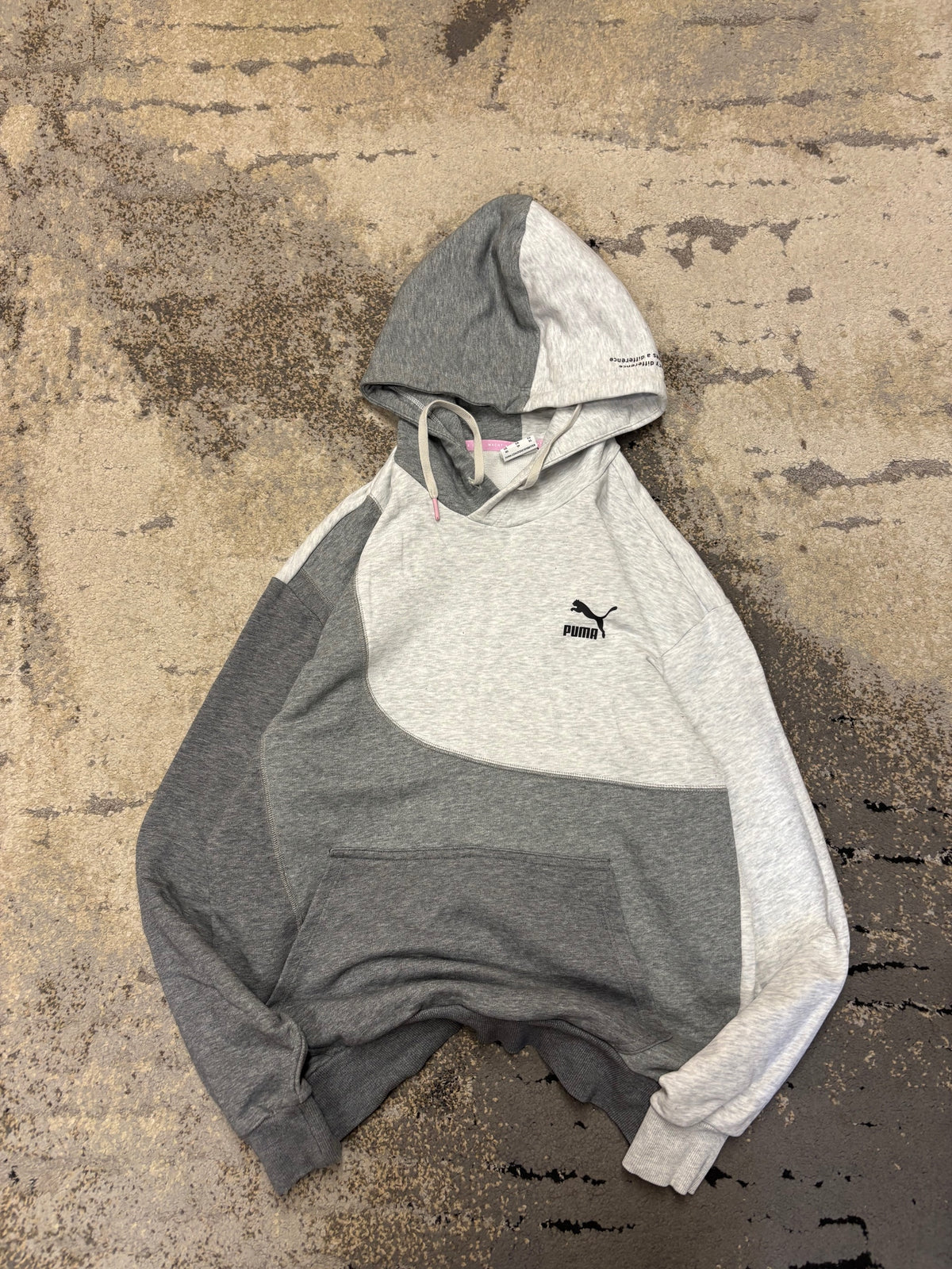 Bluza Puma hoodie, damskie w bardzo dobrym stanie rozmiar XS, detal