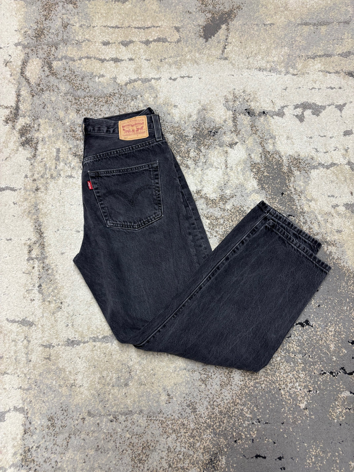 Levi's Jeansy LEVI’S, damskie w bardzo dobrym stanie rozmiar S, widok z tyłu