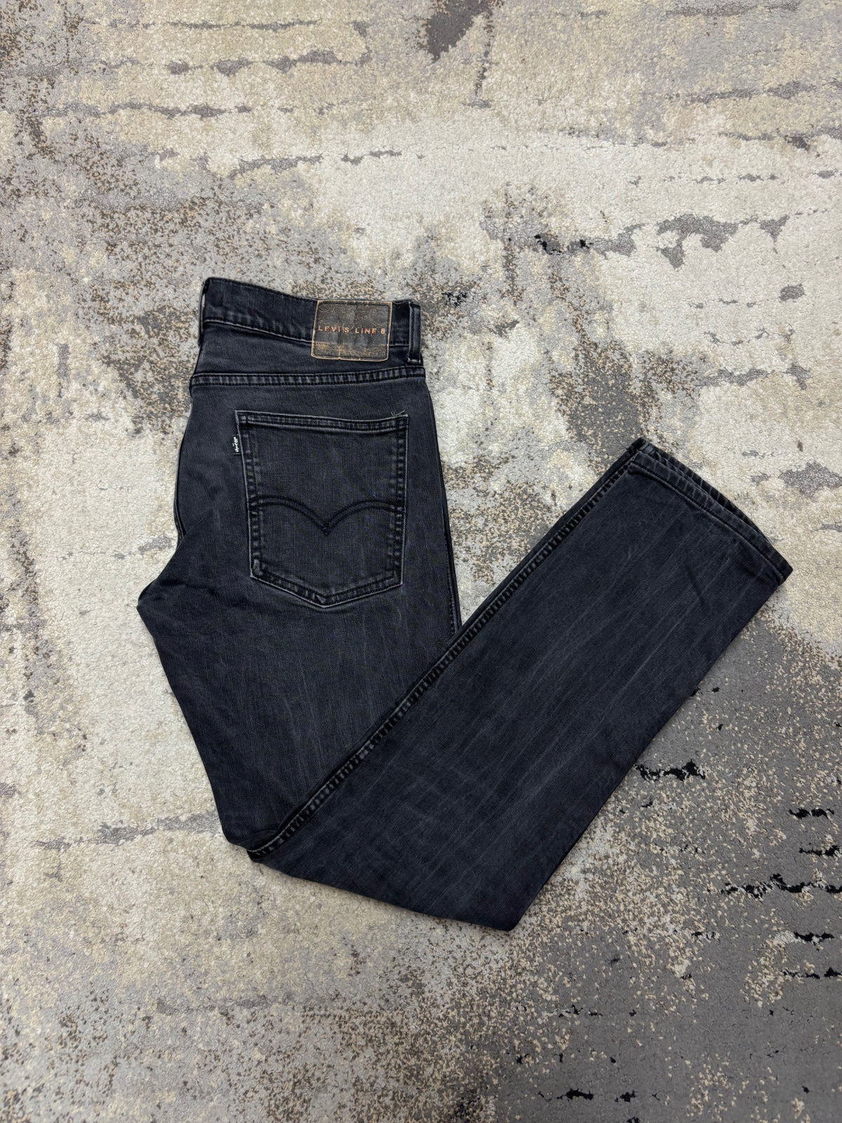 Levi's Jeasny LEVI’S, damskie w bardzo dobrym stanie rozmiar S, boczny profil, lewa strona