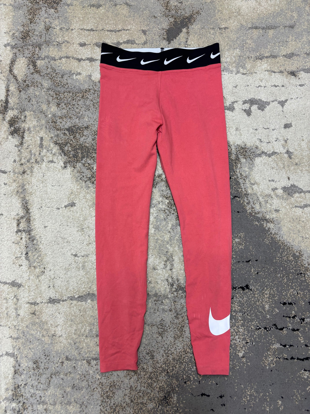 Legginsy Nike, damskie w bardzo dobrym stanie rozmiar M, widok z przodu