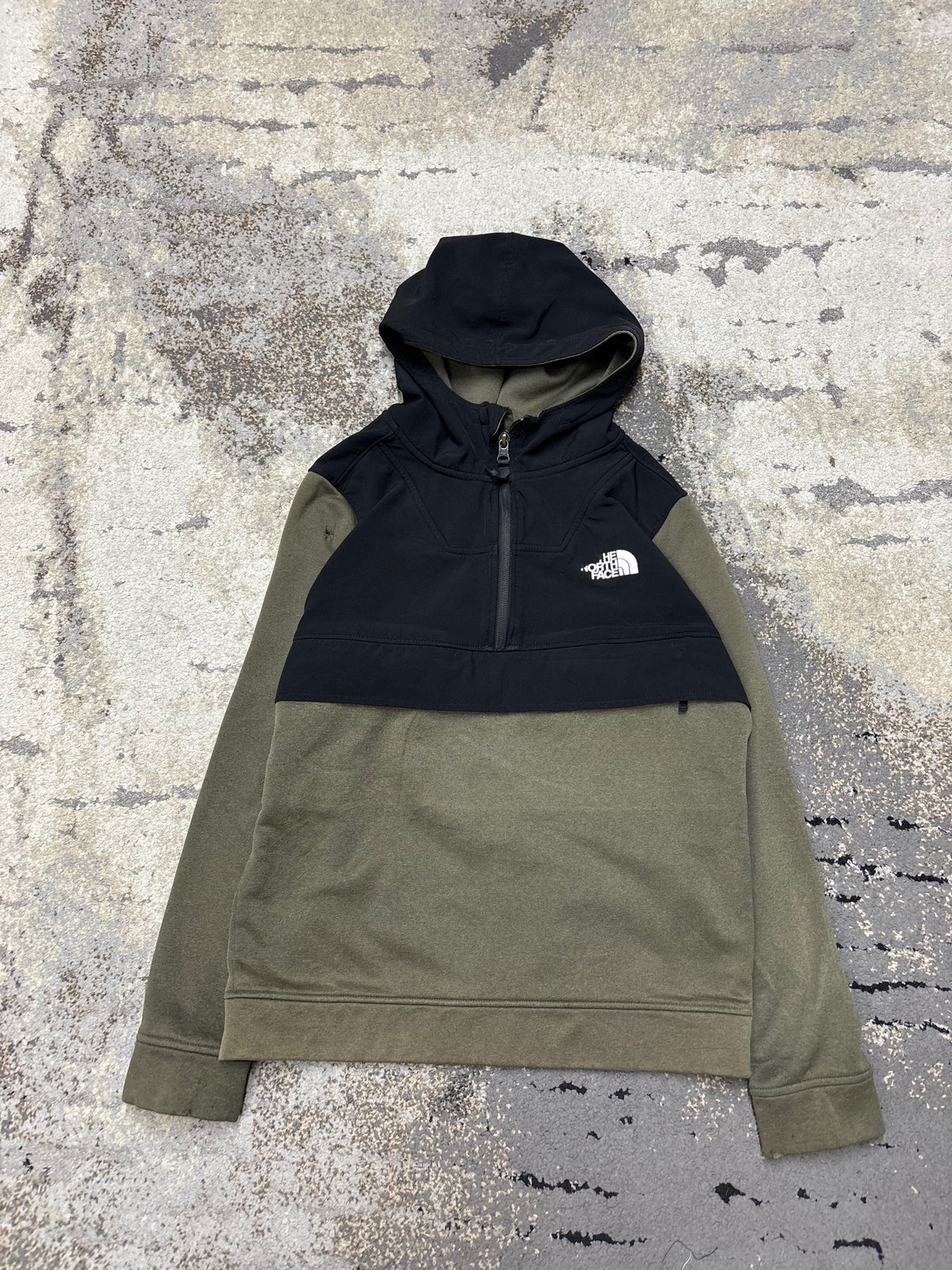 Bluza The North Face hoodie, dziecięce w dobrym stanie rozmiar XL, widok z przodu
