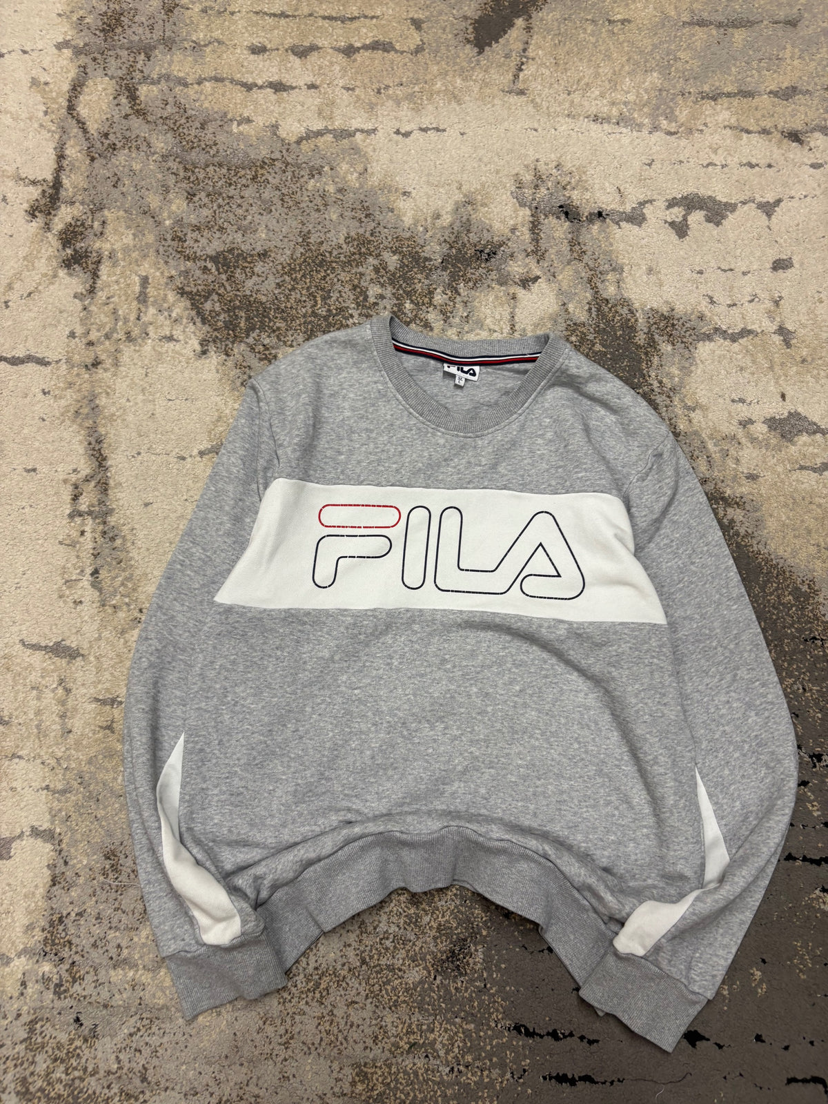 Bluza Fila crewneck, damskie w dobrym stanie rozmiar XL, widok z przodu