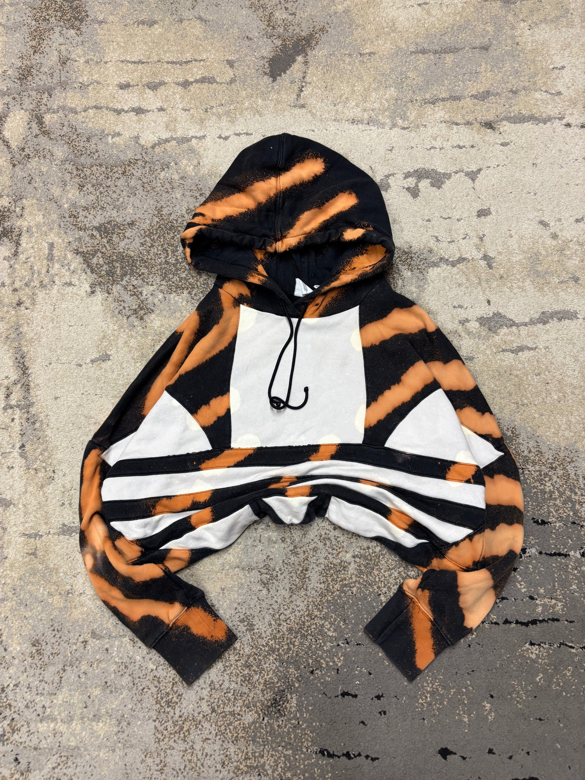 Bluza Adidas hoodie, damskie w bardzo dobrym stanie rozmiar M, widok z przodu
