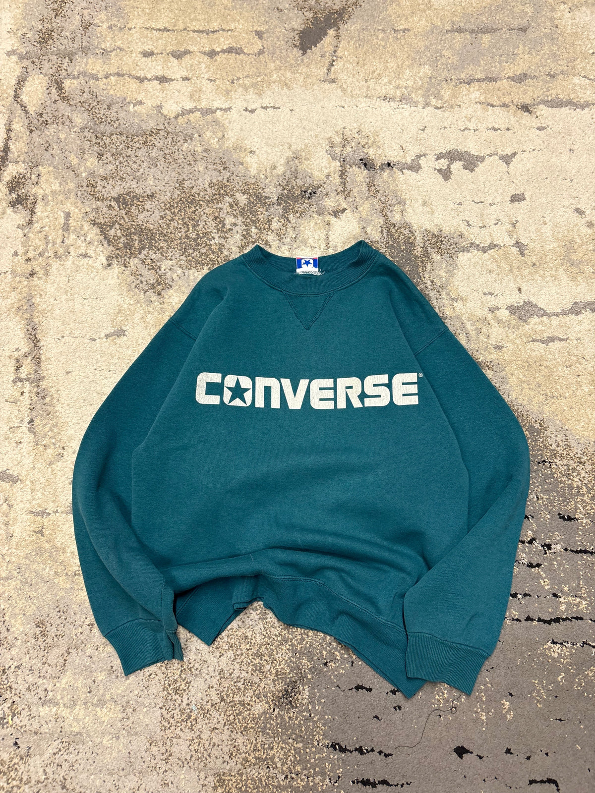Bluza Converse crewneck, damskie w bardzo dobrym stanie rozmiar S, widok z przodu