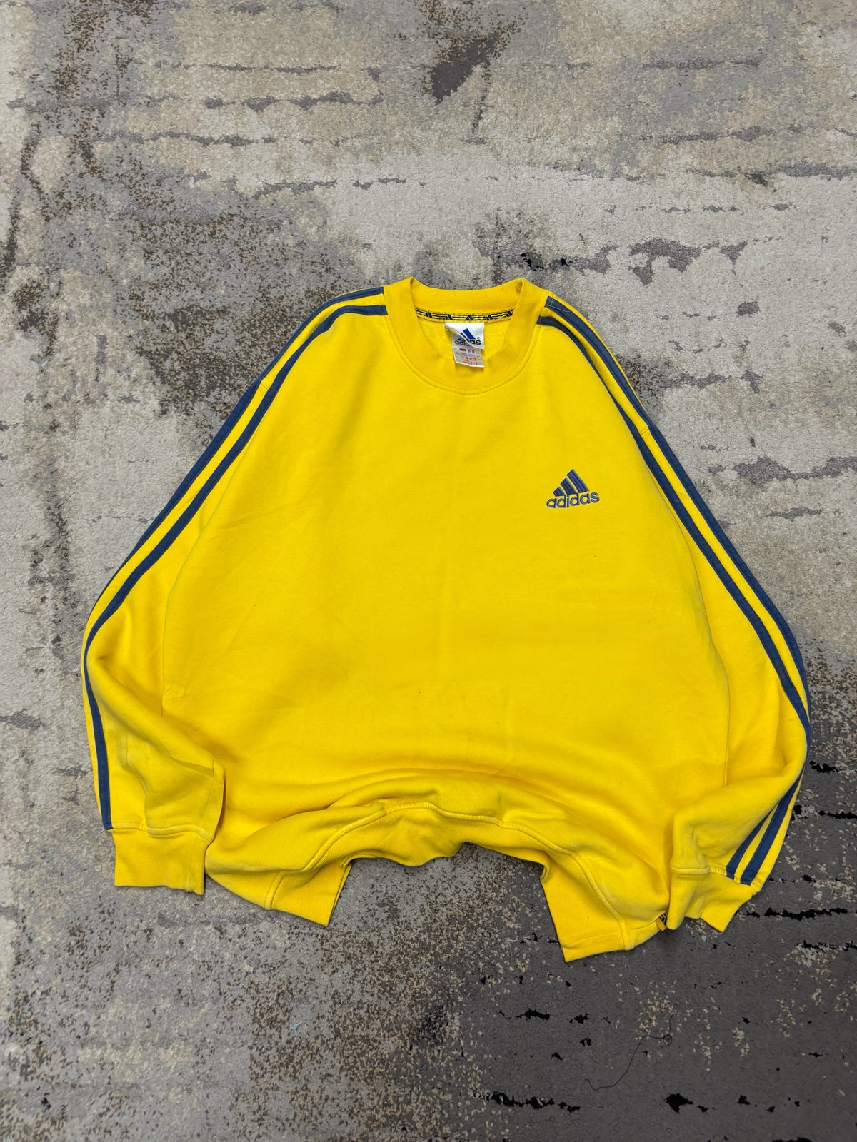 Bluza Adidas crewneck vintage retro y2k, damskie w bardzo dobrym stanie rozmiar M, widok z przodu