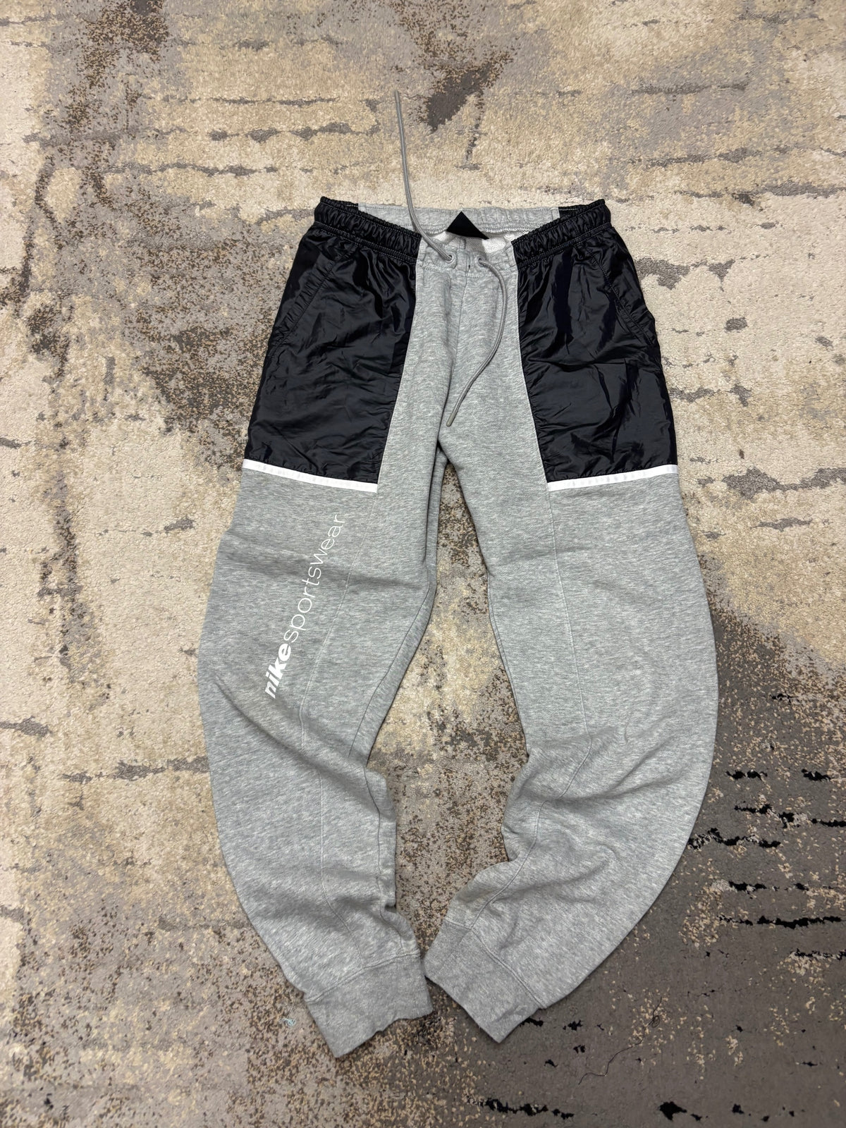 Dresy Nike, damskie w bardzo dobrym stanie rozmiar S, widok z przodu
