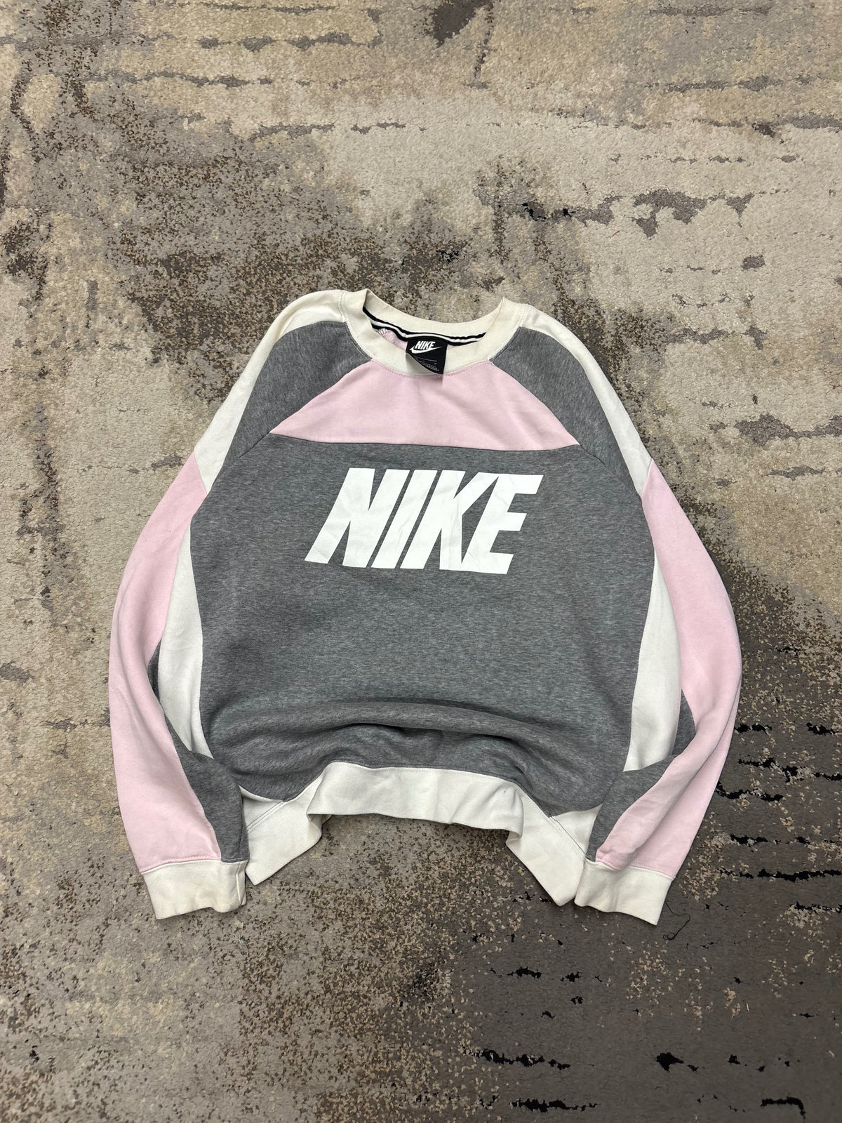 Bluza Nike crewneck, damskie w bardzo dobrym stanie rozmiar M, widok z przodu
