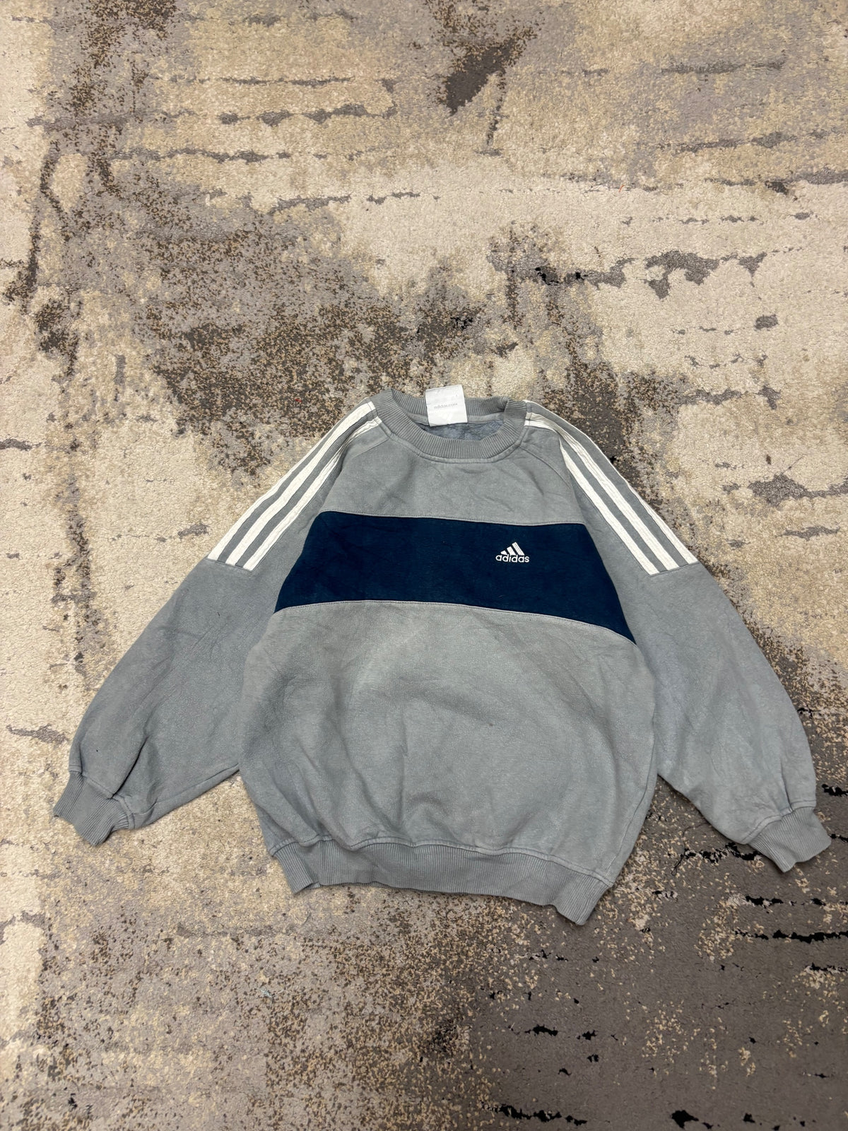 Bluza Adidas crewneck vintage retro y2k, dziecięce w bardzo dobrym stanie rozmiar 140 cm / 10 lat, widok z przodu