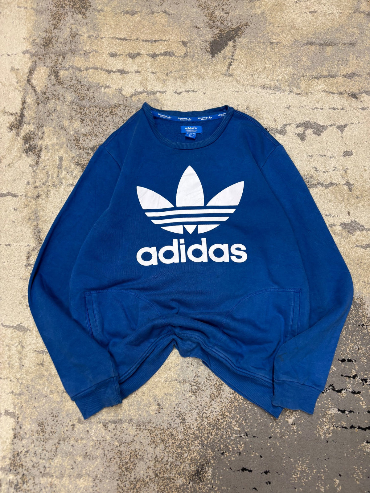Bluza Adidas crevneck, męskie w bardzo dobrym stanie rozmiar M, widok z przodu