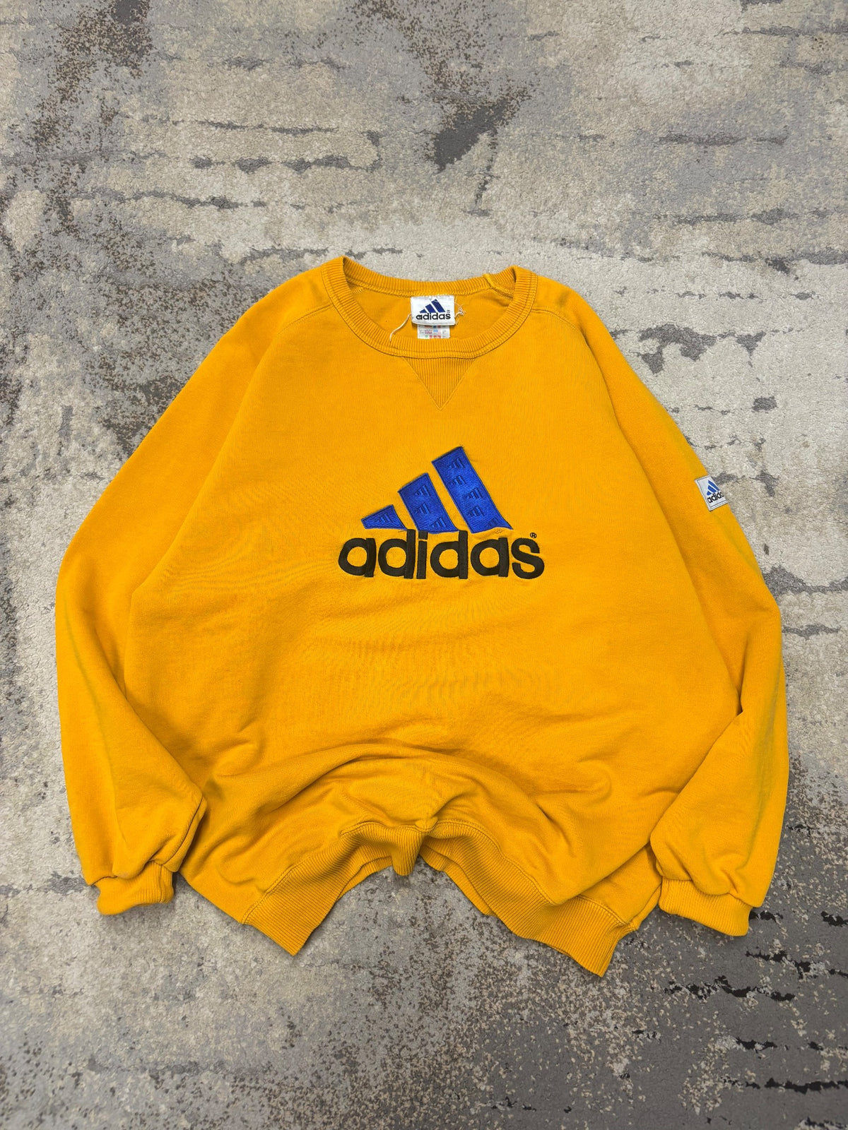 Bluza Adidas Vintage retro y2k crevneck, męskie w dobrym stanie rozmiar M, widok z przodu