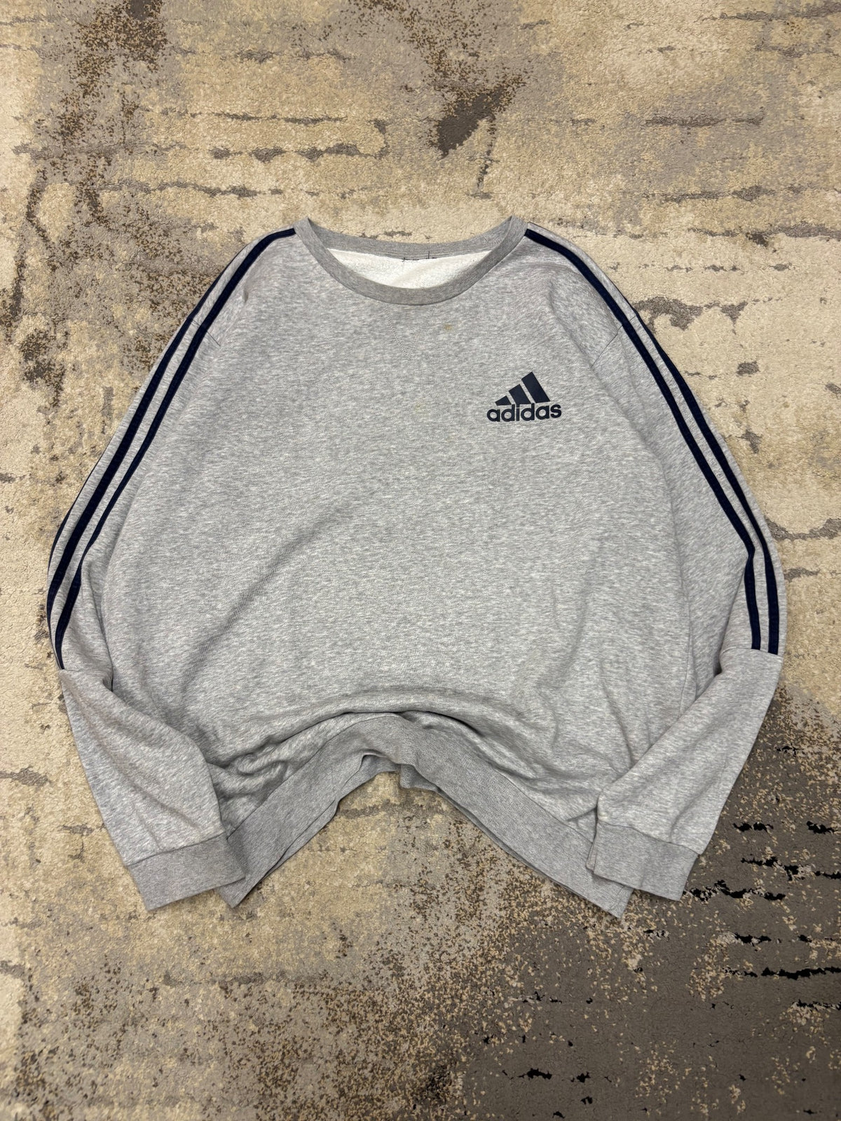 Bluza Adidas crevneck, męskie w bardzo dobrym stanie rozmiar XL, widok z przodu