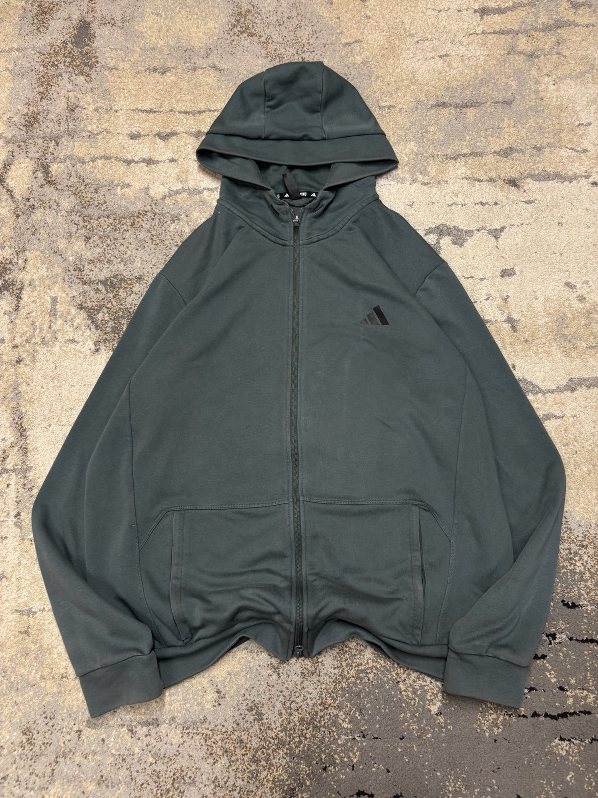 Bluza Adidas hoodie, męskie w bardzo dobrym stanie rozmiar XL, widok z przodu