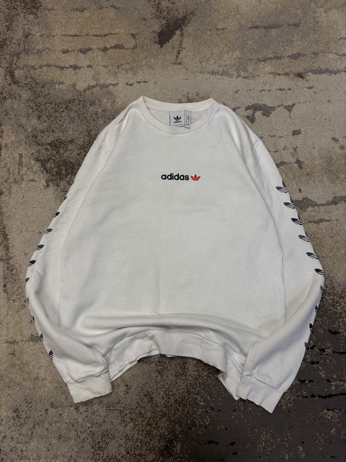 Bluza Adidas crevneck, męskie w bardzo dobrym stanie rozmiar M, widok z przodu