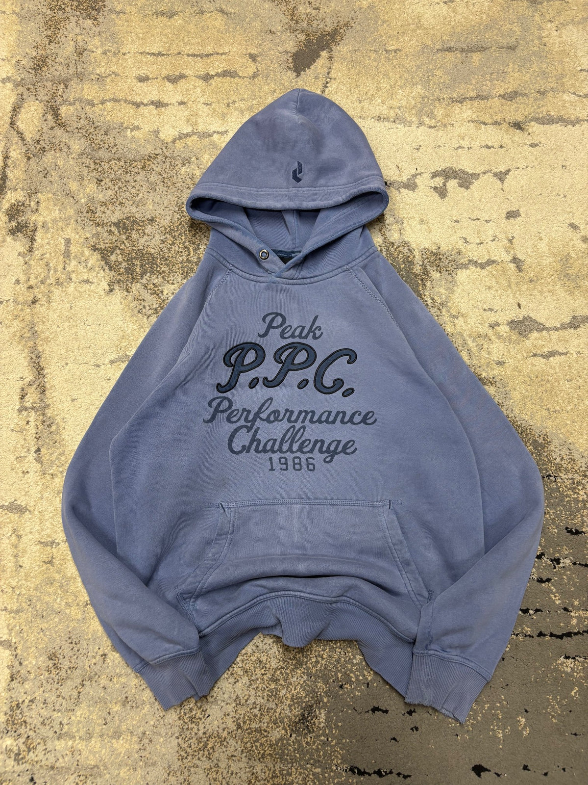 Bluza Peak Performance hoodie, damskie w dobrym stanie rozmiar M, widok z przodu