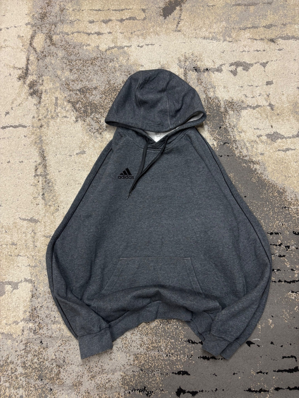 Bluza Adidas hoodie, damskie w bardzo dobrym stanie rozmiar M, widok z przodu