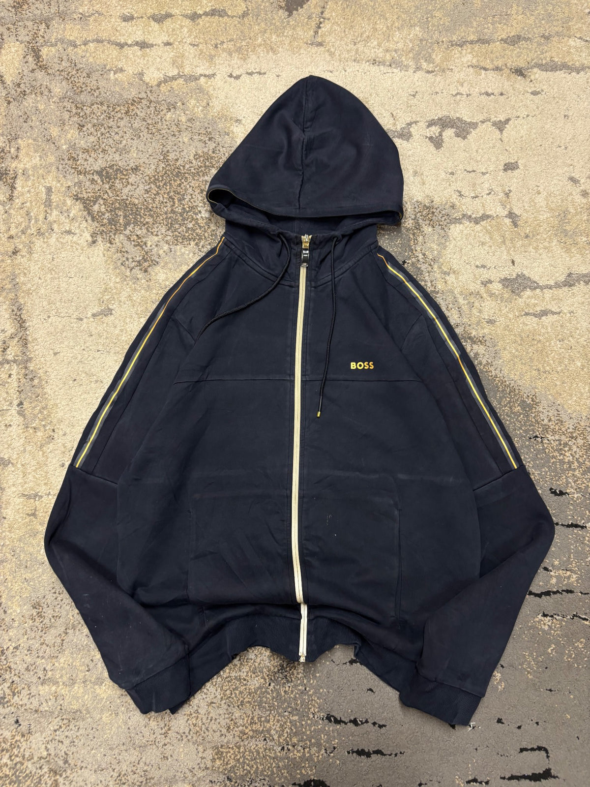 Bluza Hugo Boss zipp, męskie w bardzo dobrym stanie rozmiar M, widok z przodu