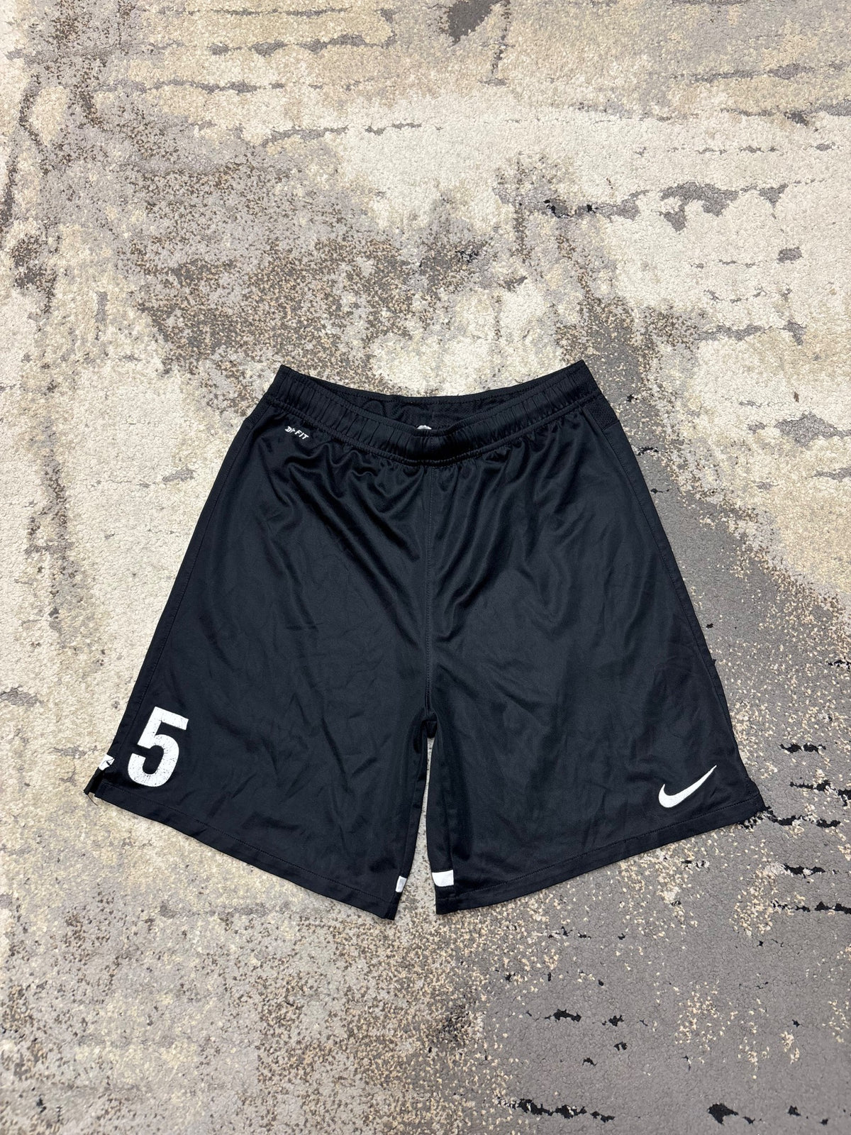 Spodenki Nike, dziecięce w bardzo dobrym stanie rozmiar 158 cm / 13 lat, widok z przodu
