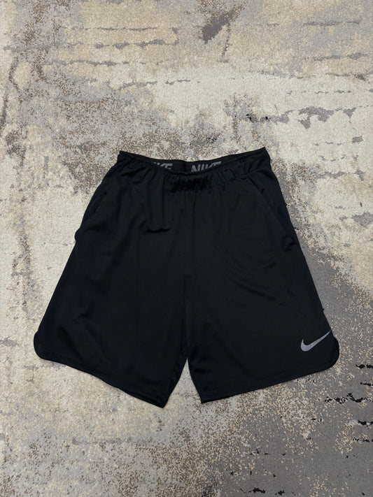 Spodenki Nike, męskie w bardzo dobrym stanie rozmiar S, widok z przodu