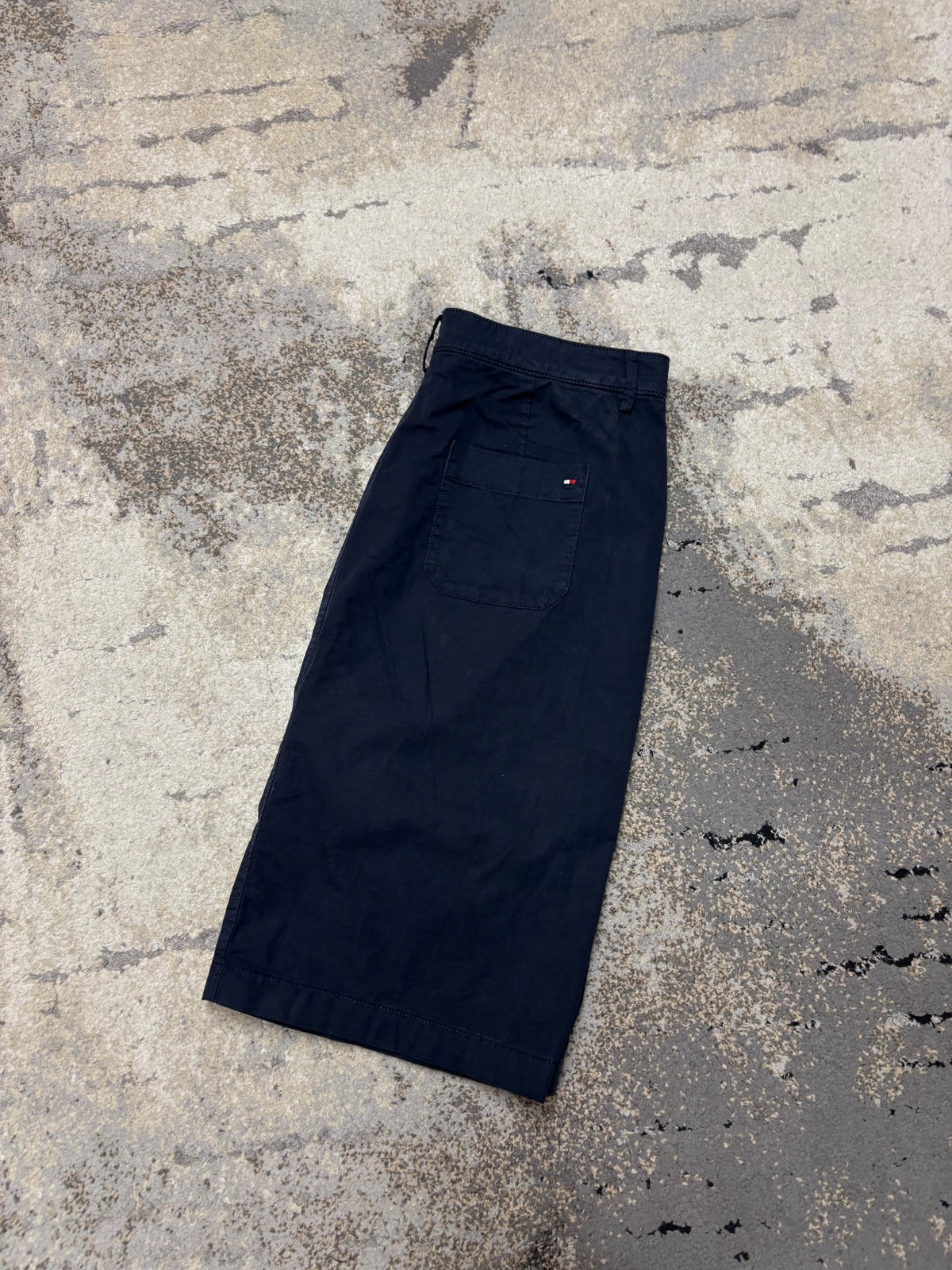 Spódnica Tommy Hilfiger, damskie w bardzo dobrym stanie rozmiar L, boczny profil, lewa strona