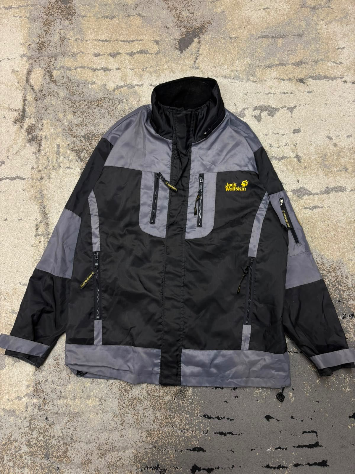 Kurtka wiatrówka z membraną Jack Wolfskin, męskie w bardzo dobrym stanie rozmiar L, widok z przodu