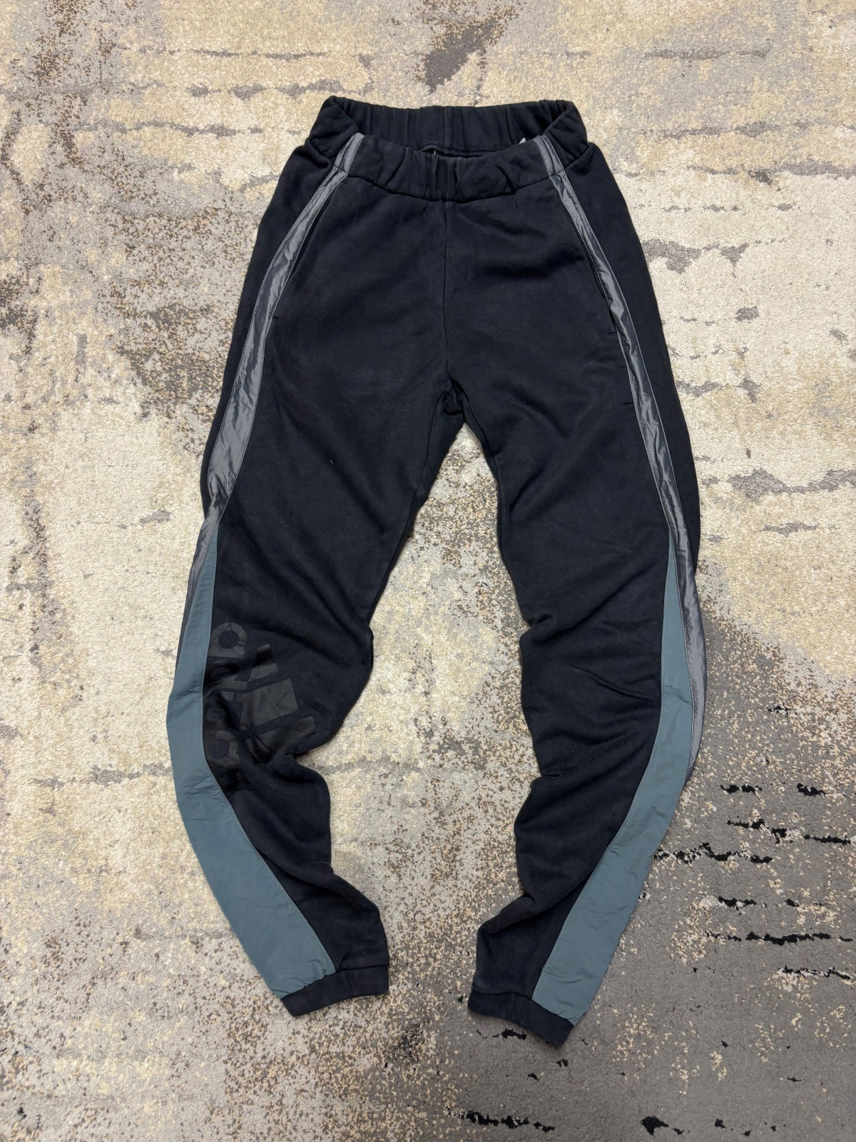 Dresy Adidas, męskie w bardzo dobrym stanie rozmiar XS, widok z przodu