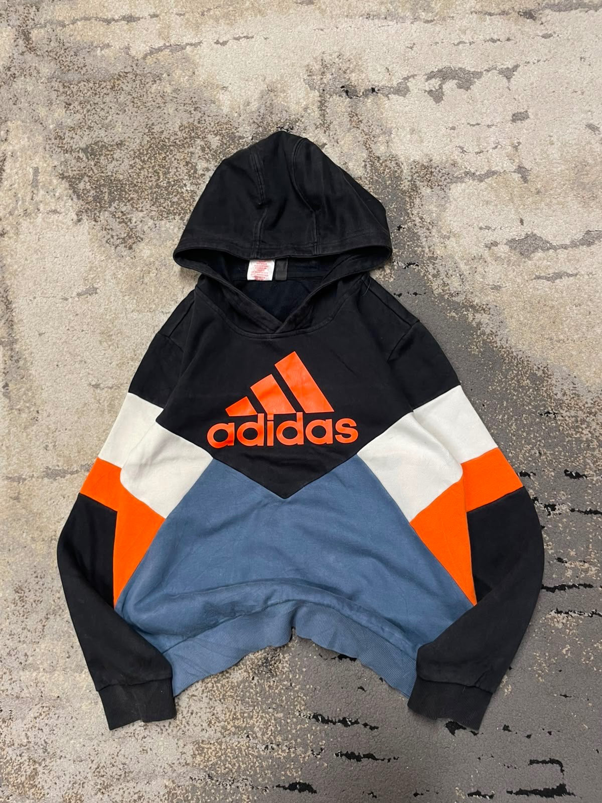 Bluza Adidas hoodie, dziecięce w bardzo dobrym stanie rozmiar 158 cm / 13 lat, widok z przodu