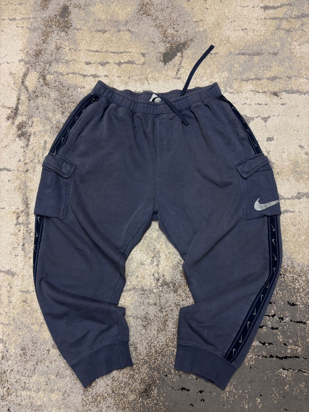 Dresy Bojówki Nike, męskie w bardzo dobrym stanie rozmiar XXL, widok z przodu